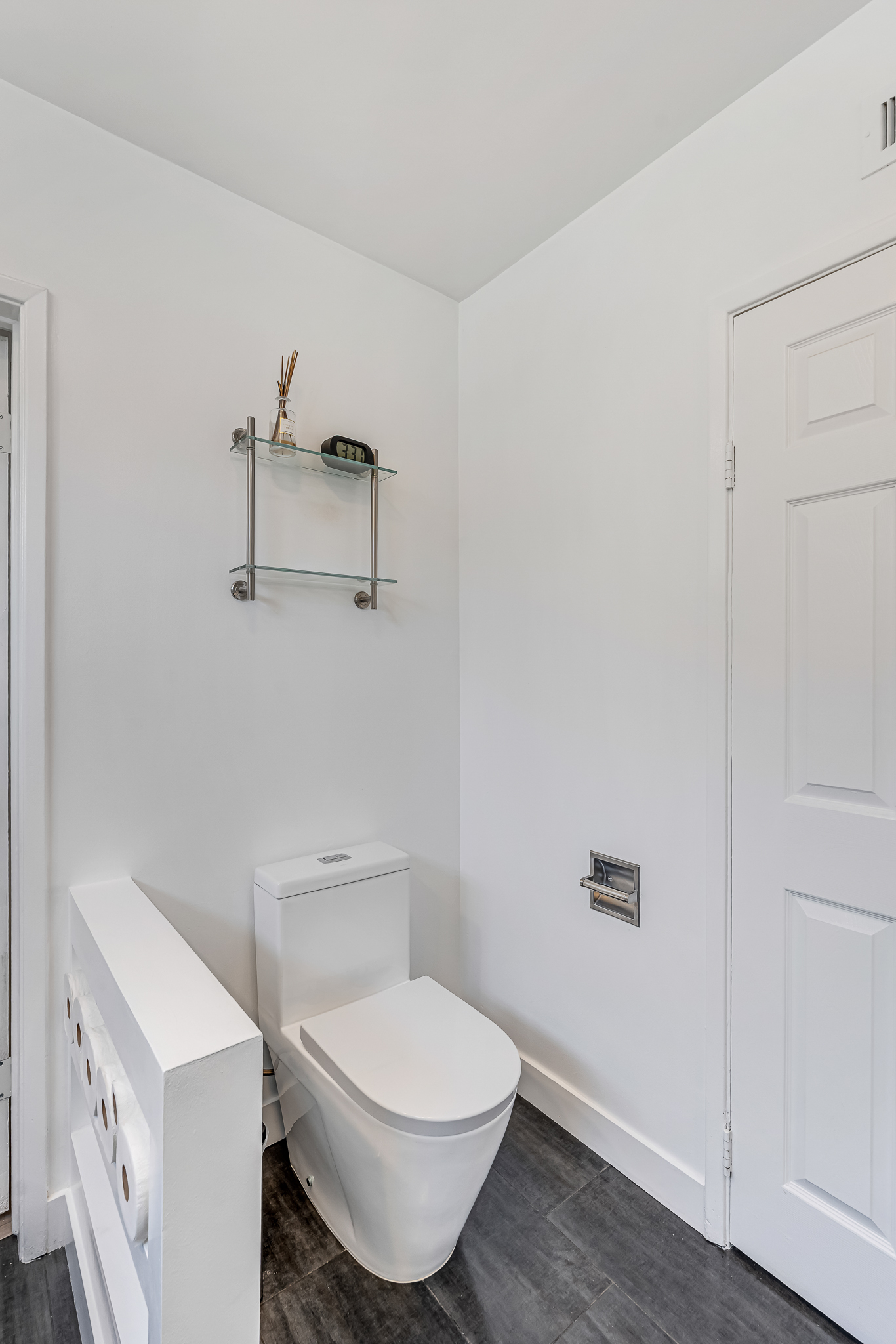  6626 Burnet Avenue - 物件實景