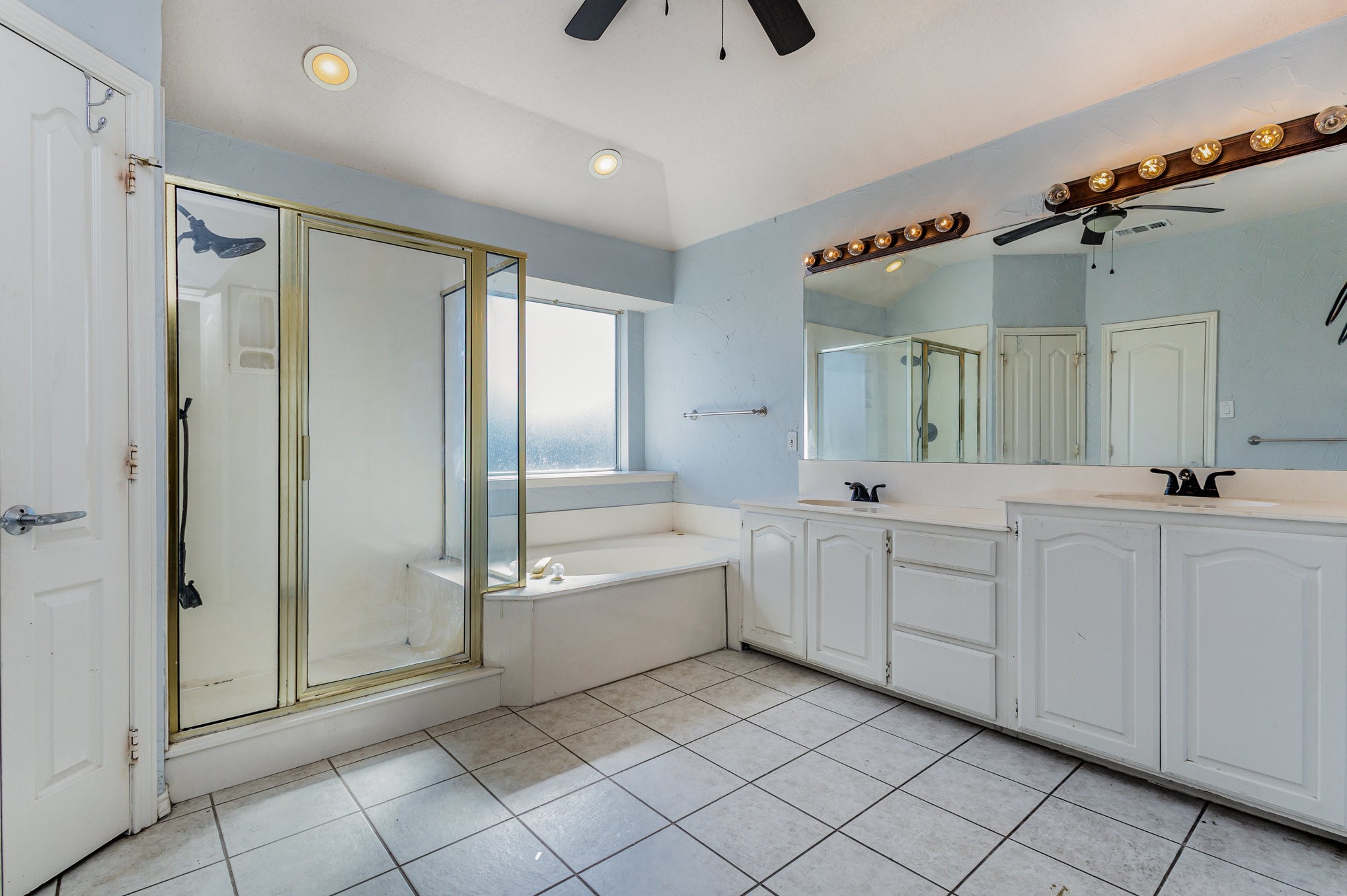 Carrollton, Texas, 75007, United States, 5 Bedrooms Bedrooms, ,3 BathroomsBathrooms,Residential,For Sale,1965546