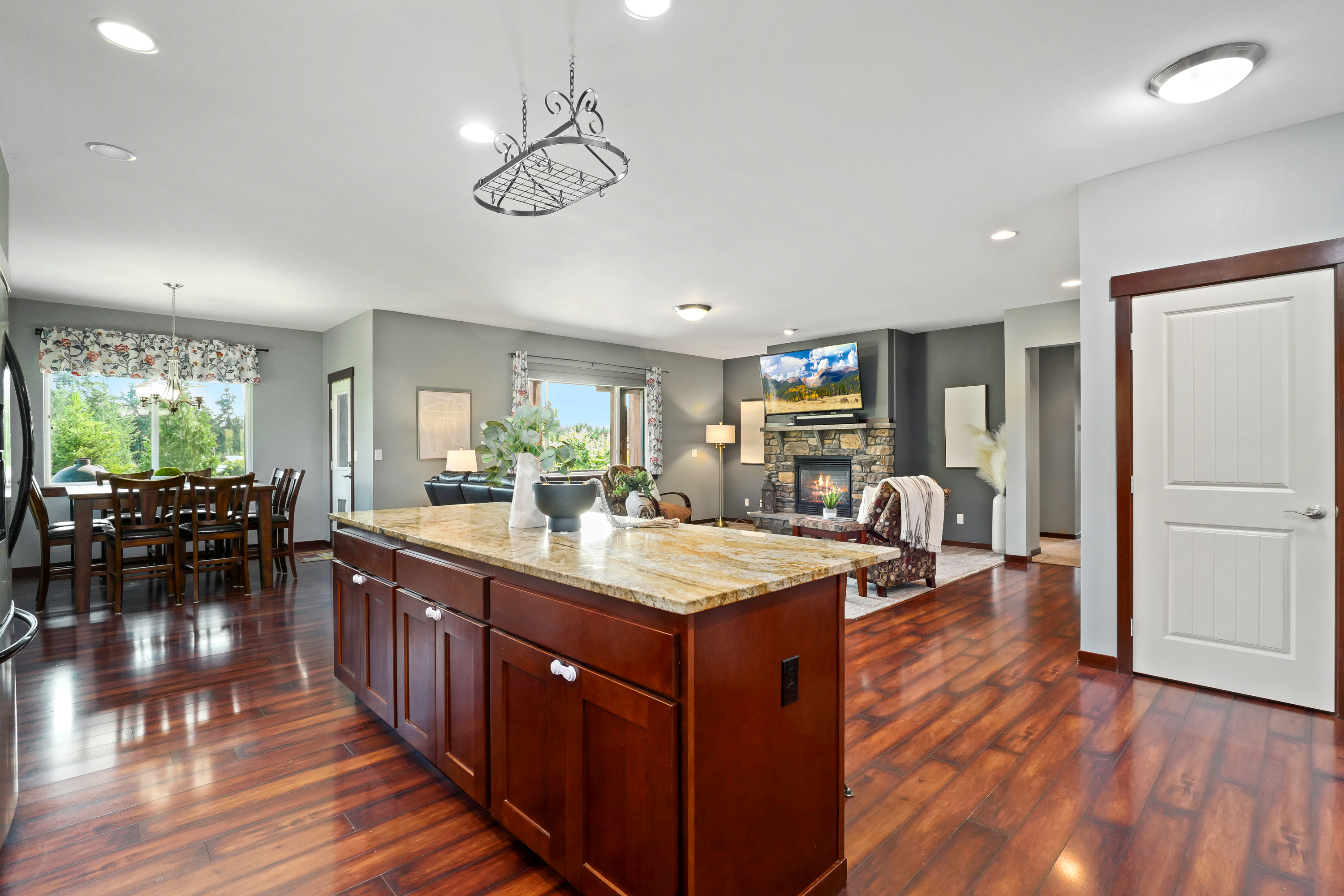  Quail Run  Refined Northwest Living in Arlington Heights - 物件實景