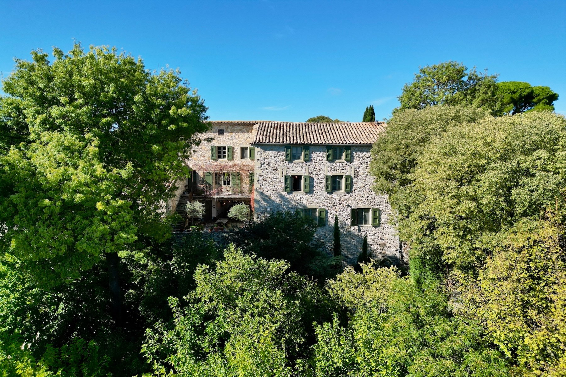  Elegant Stone Residence with Exceptional Volumes and Timeless Charm - 物件實景