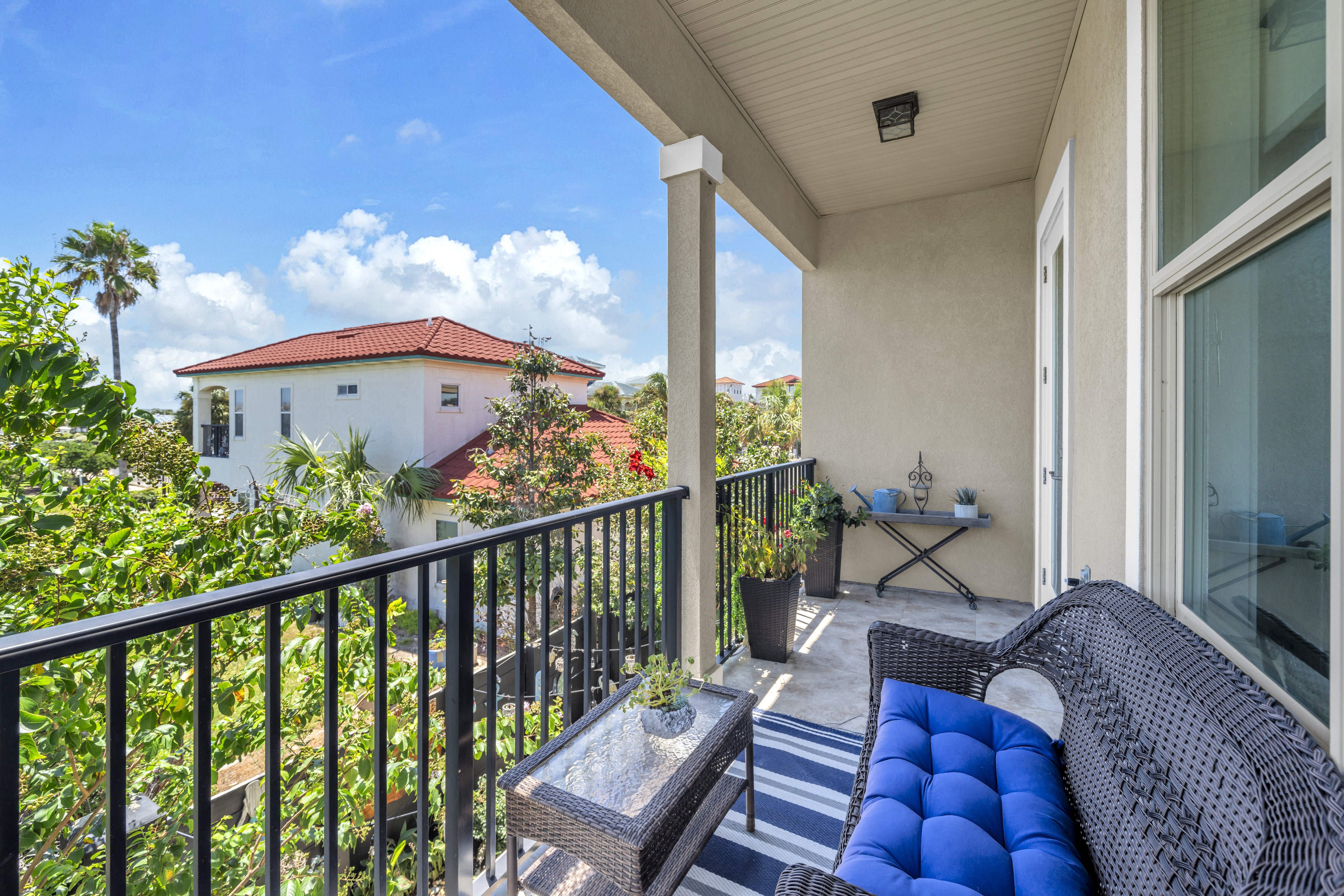  Turnkey Coastal Retreat With Private Garden Oasis - 物件實景