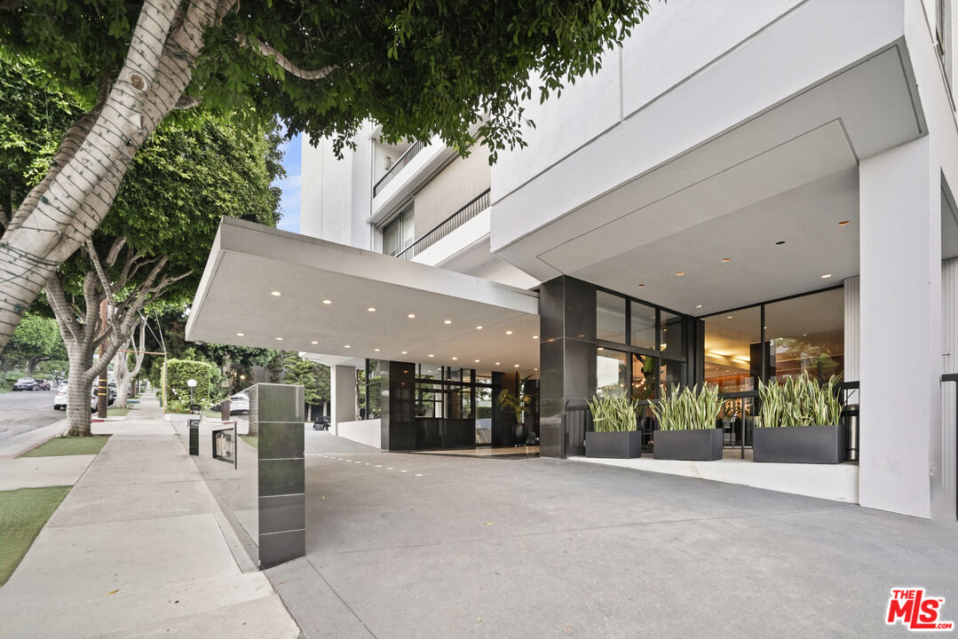 West Hollywood, California, 90069, United States, 2 Bedrooms Bedrooms, ,2 BathroomsBathrooms,Residential,For Sale,1910905