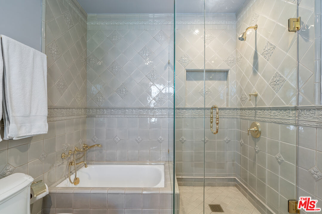 Los Angeles, California, 90004, United States, 6 Bedrooms Bedrooms, ,7 BathroomsBathrooms,Residential,For Sale,1907510