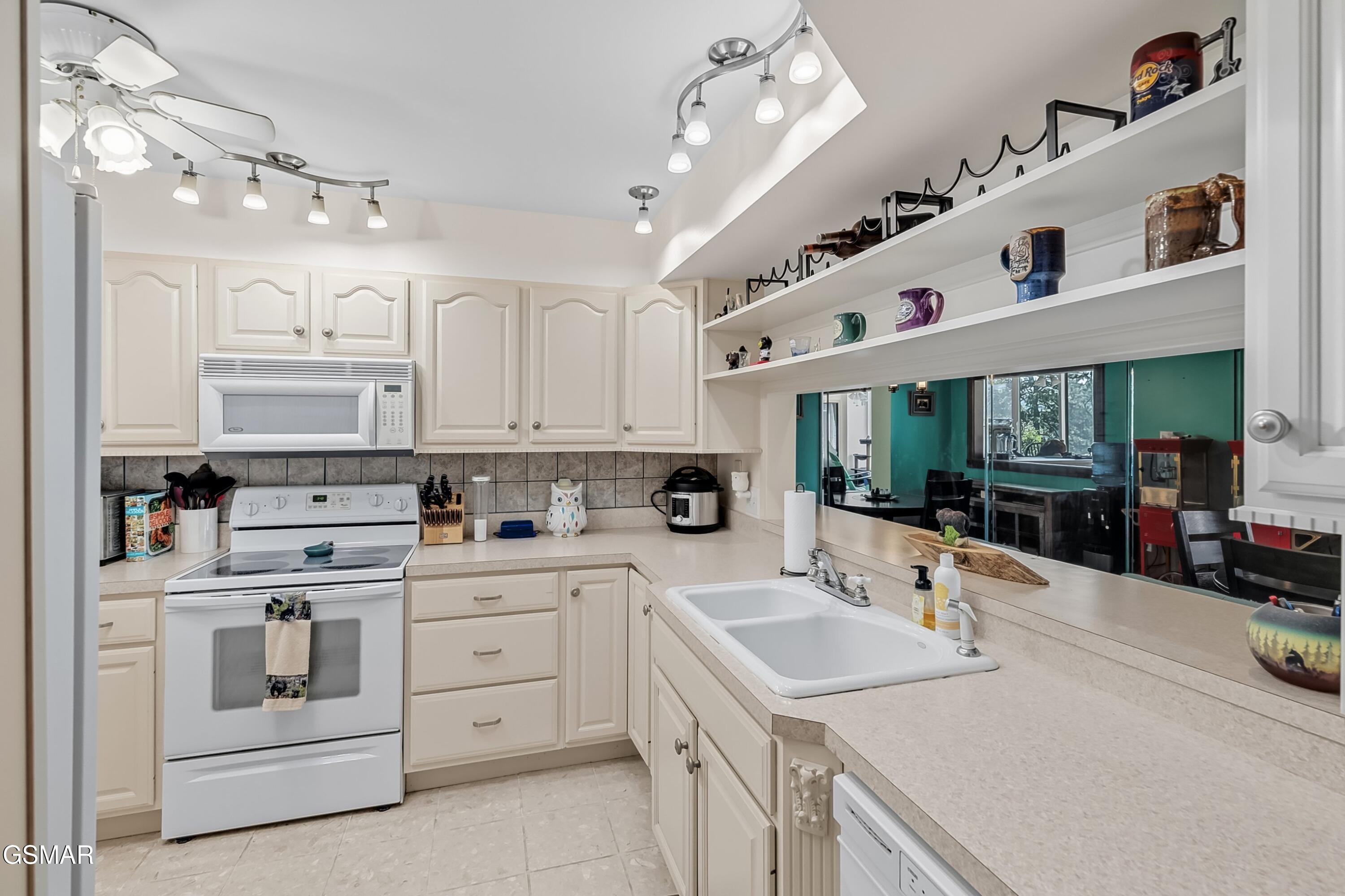 Gatlinburg, Tennessee, 37738, United States, 3 Bedrooms Bedrooms, ,2 BathroomsBathrooms,Residential,For Sale,1983450