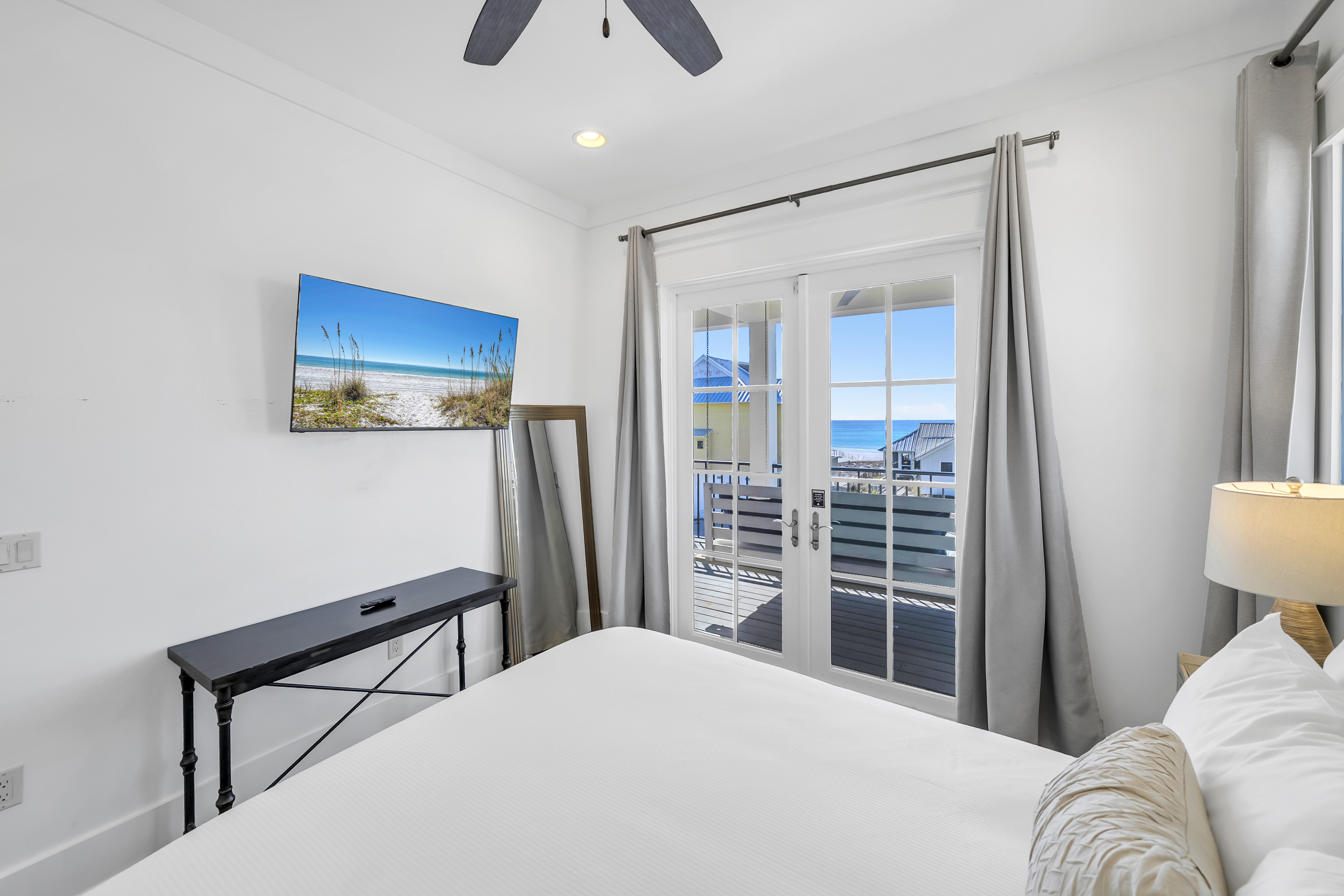  Iconic Grayton Beachfront Retreat with Elevator, Pool & Ample Parking - 物件實景