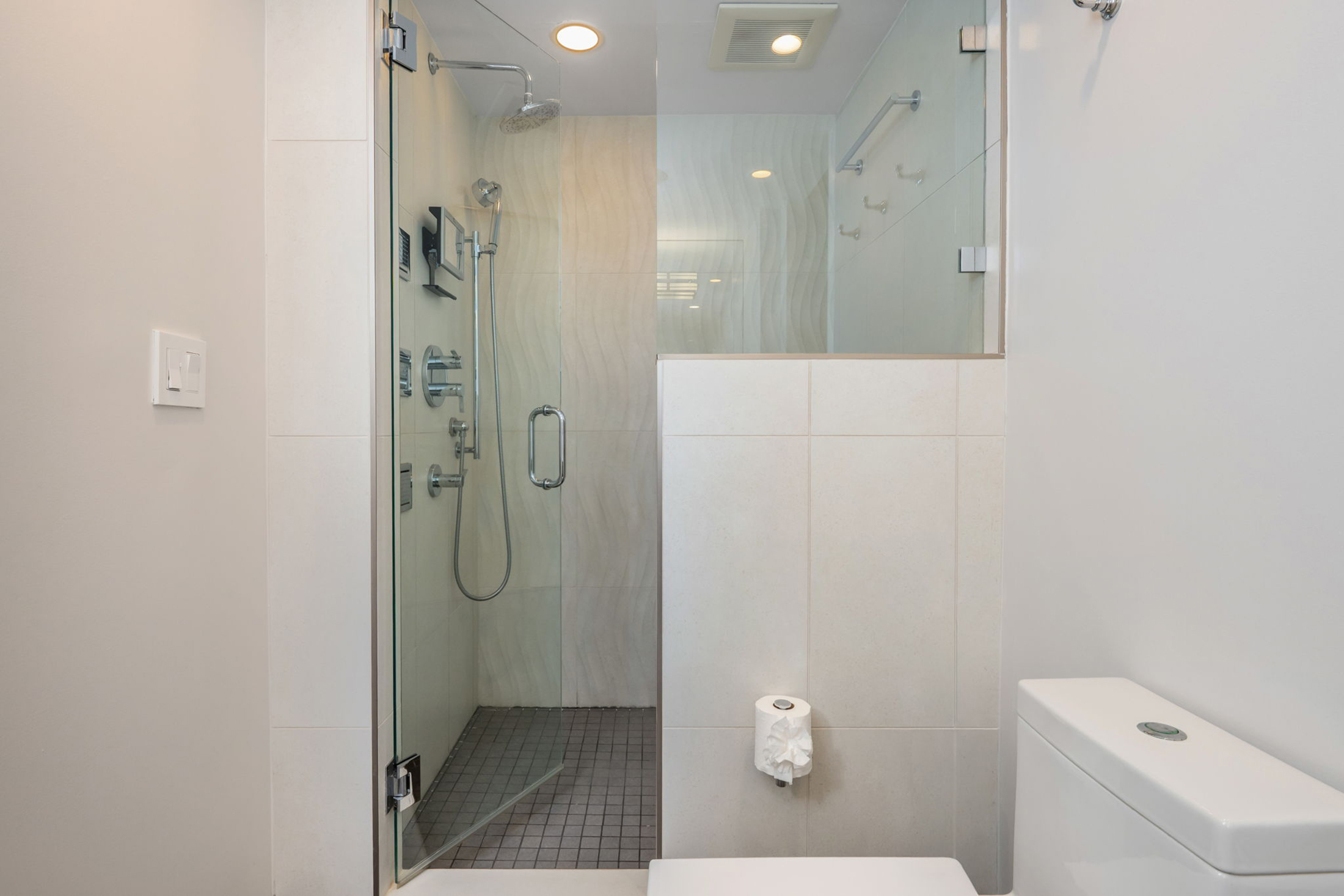  Fully Renovated Two-story Condo in the Iconic Colony House at Colony Square - 物件實景
