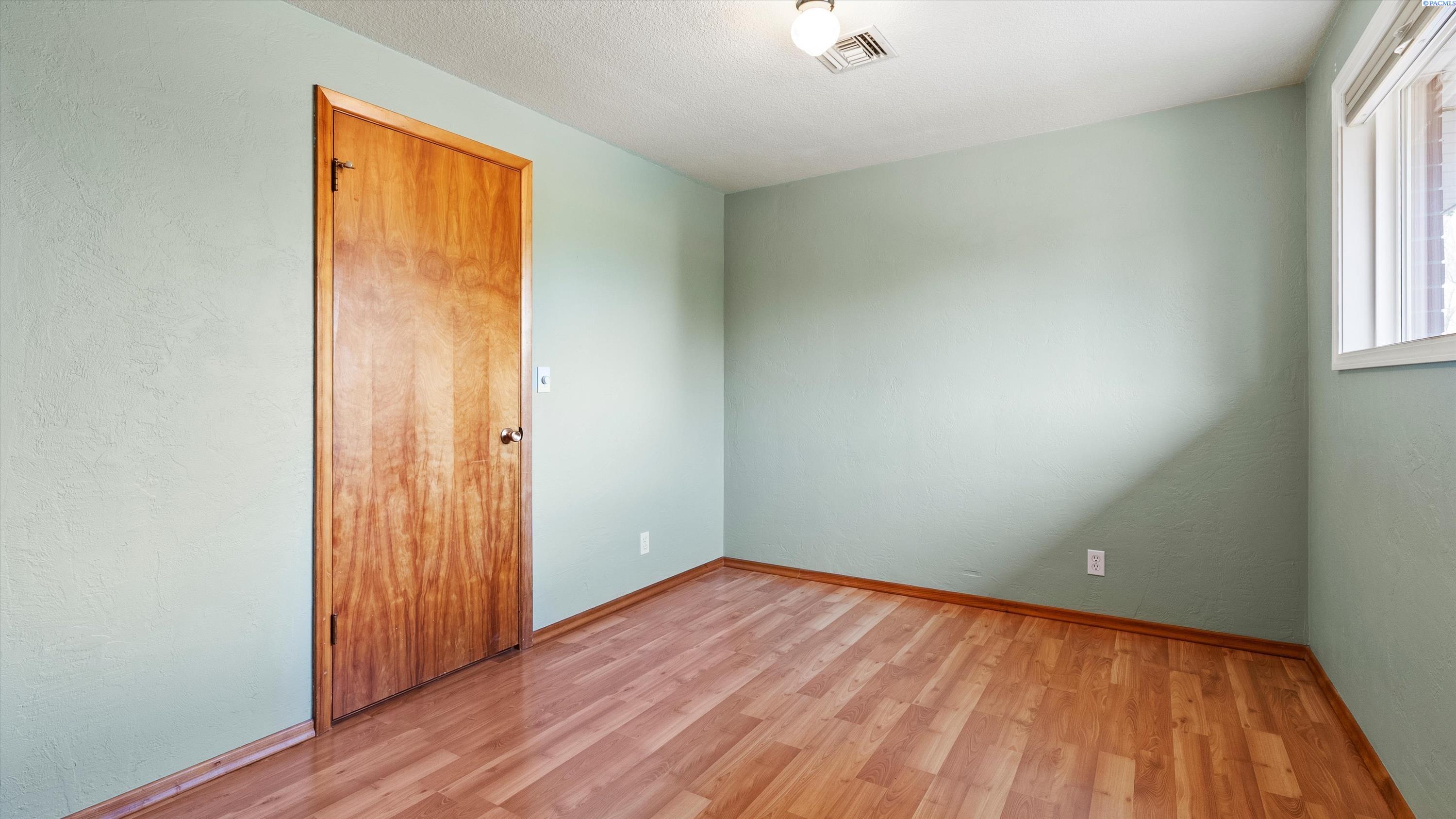 Kennewick, Washington, 99337, United States, 4 Bedrooms Bedrooms, ,2 BathroomsBathrooms,Residential,For Sale,1939902