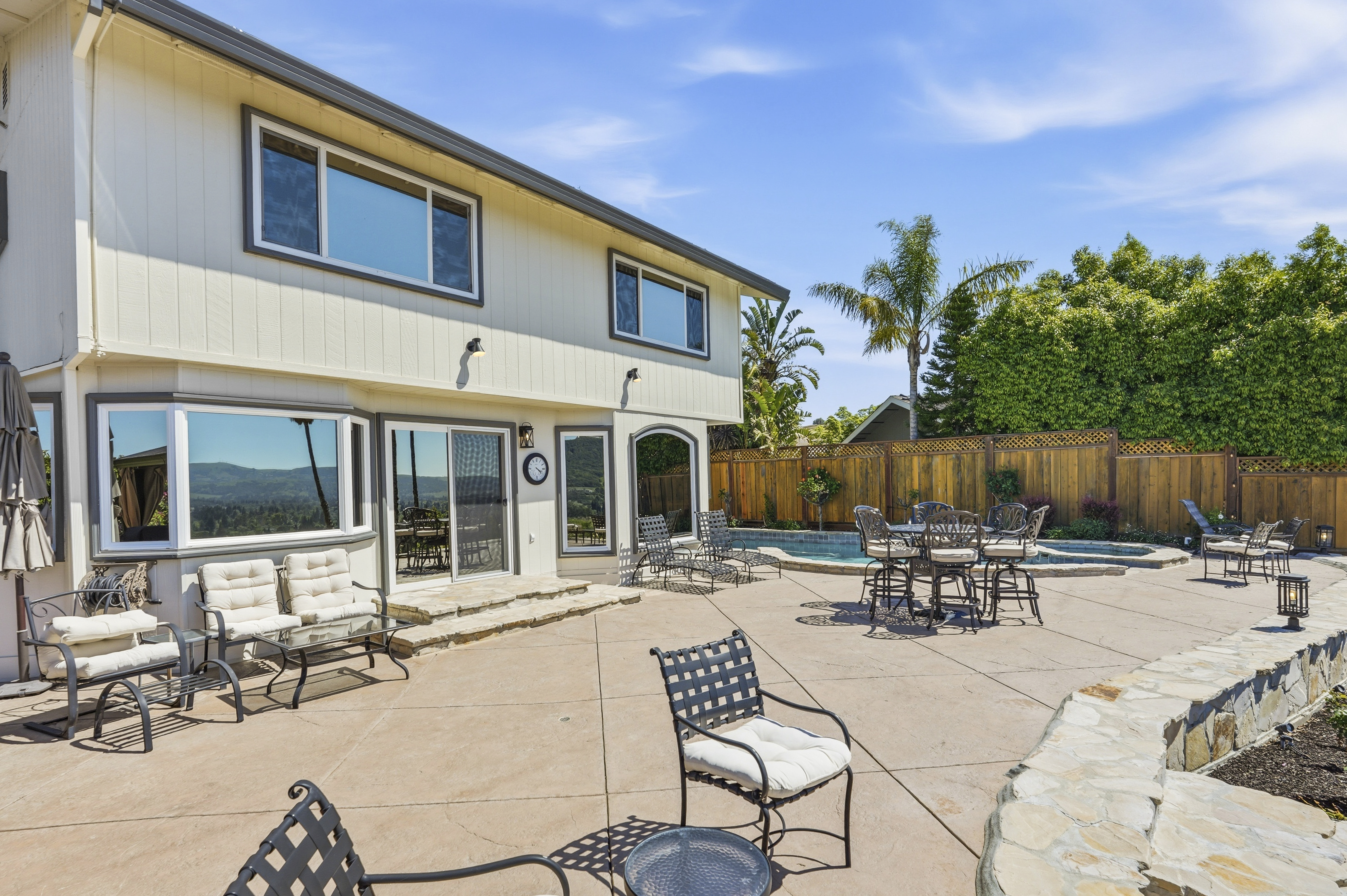  Million Dollar Views and Timeless Elegance in This Exceptional Residence - 物件實景