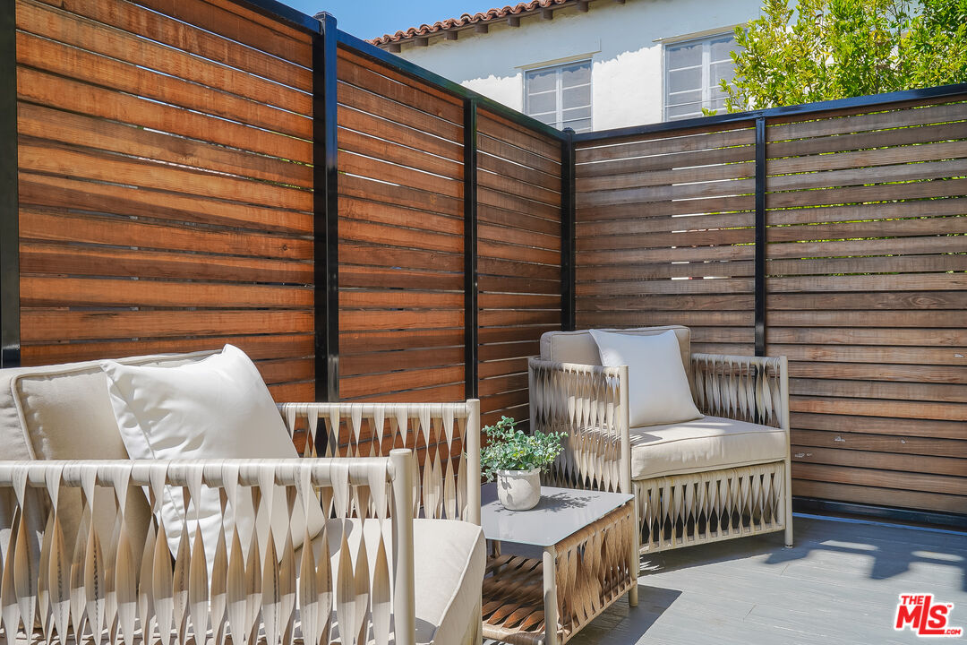 Los Angeles, California, 90025, United States, 2 Bedrooms Bedrooms, ,3 BathroomsBathrooms,Residential,For Sale,1940642