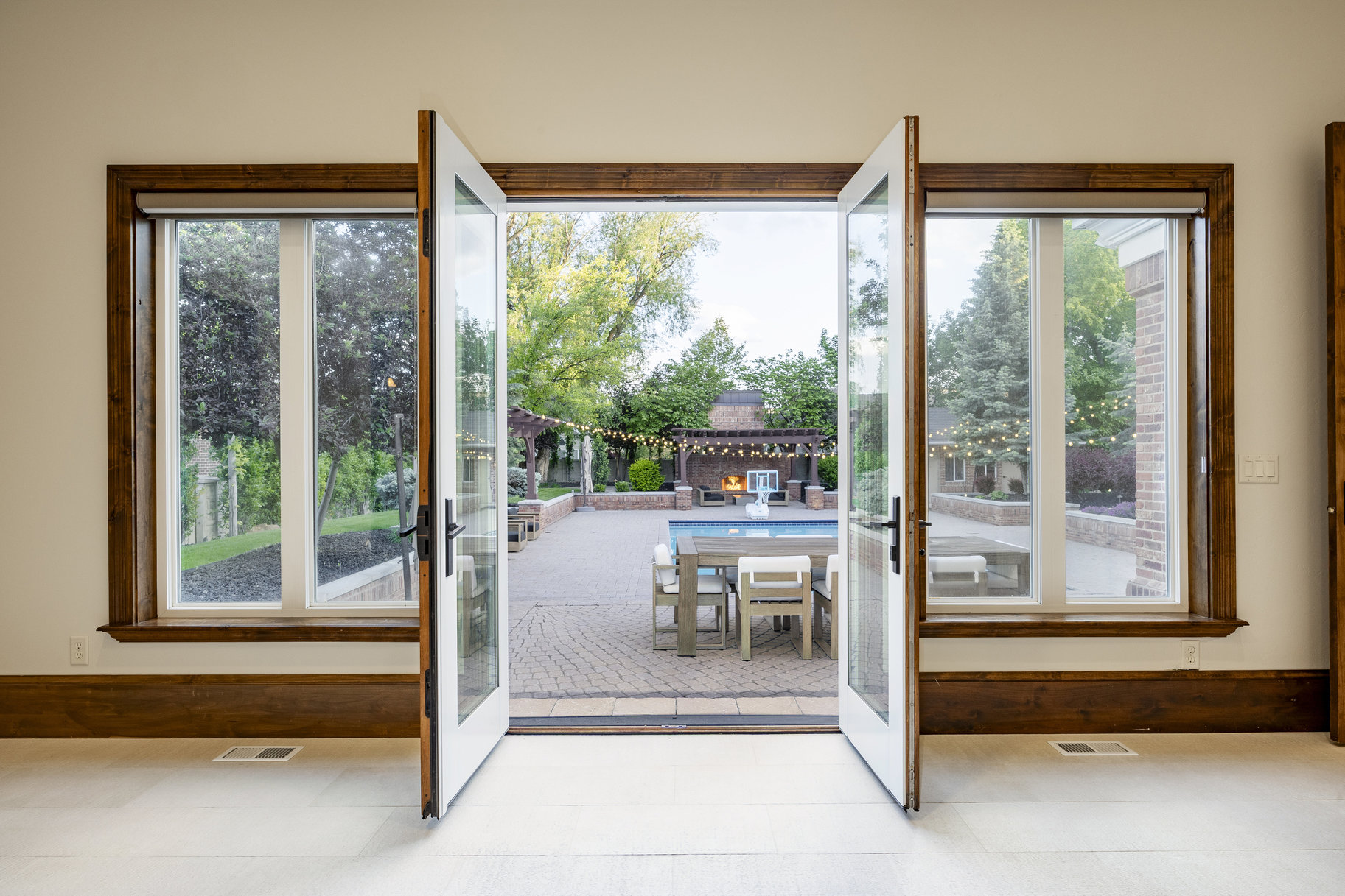  Gated West Jordan 2 Story Estate with 10 Car Garage and Swimming Pool - 物件實景