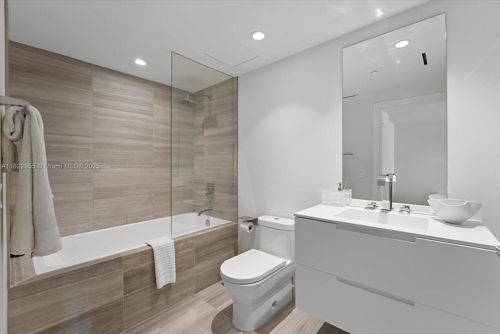 Miami Beach, Florida, 33140, United States, 4 Bedrooms Bedrooms, ,5 BathroomsBathrooms,Residential,For Sale,1949719