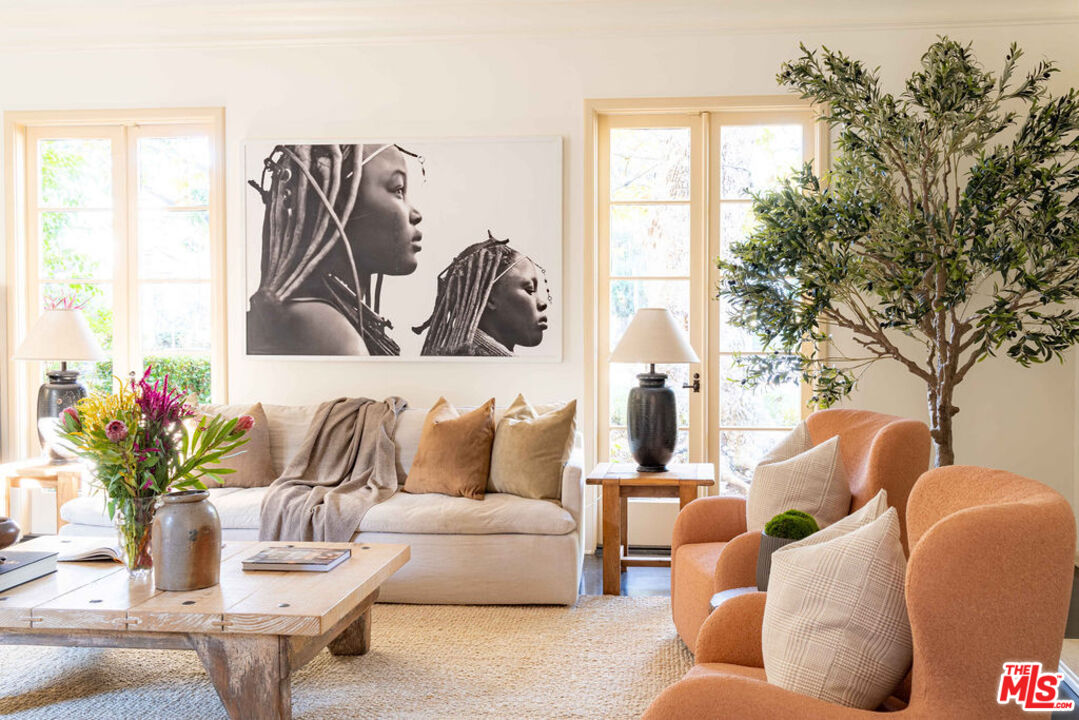 Los Angeles, California, 90004, United States, 4 Bedrooms Bedrooms, ,5 BathroomsBathrooms,Residential,For Sale,1989433