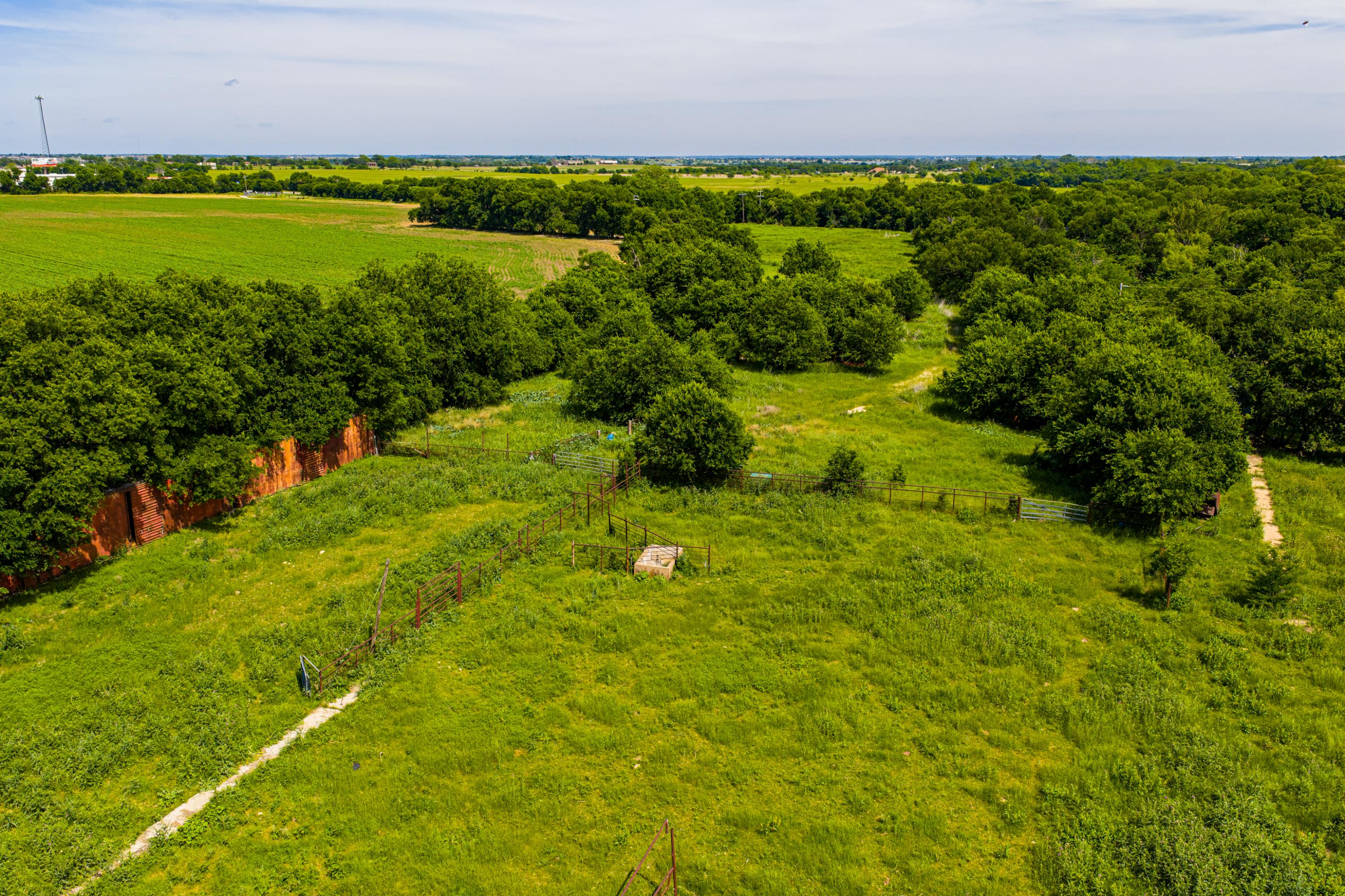  667 Acre Development Property With Two Miles Of Highway Frontage - 物件實景