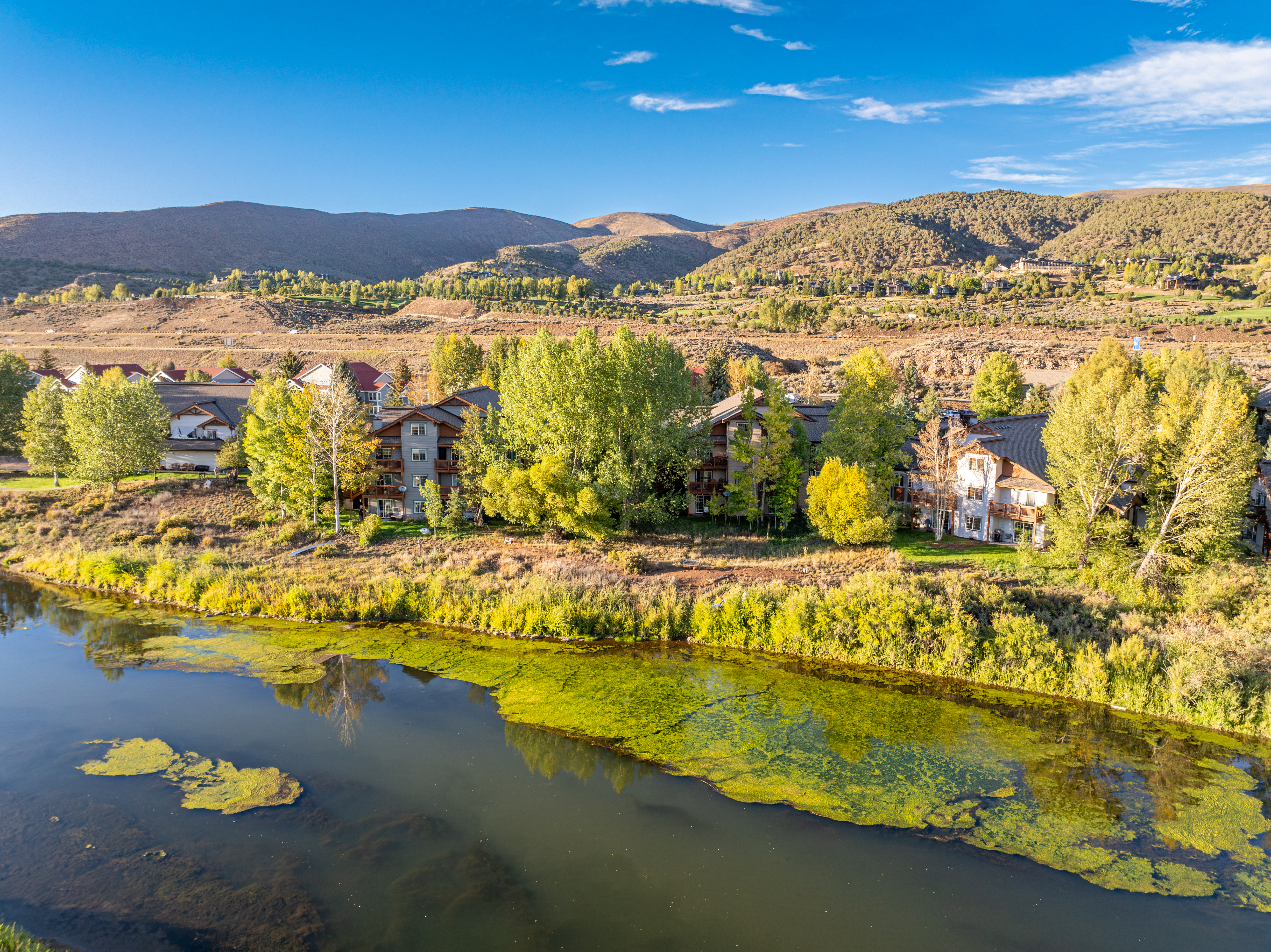  Rare River Side Ground Floor Location Overlooking the Eagle River - 物件實景