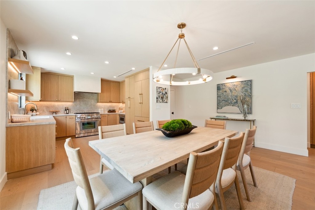 Sherman Oaks, California, 91423, United States, 4 Bedrooms Bedrooms, ,6 BathroomsBathrooms,Residential,For Sale,1960498