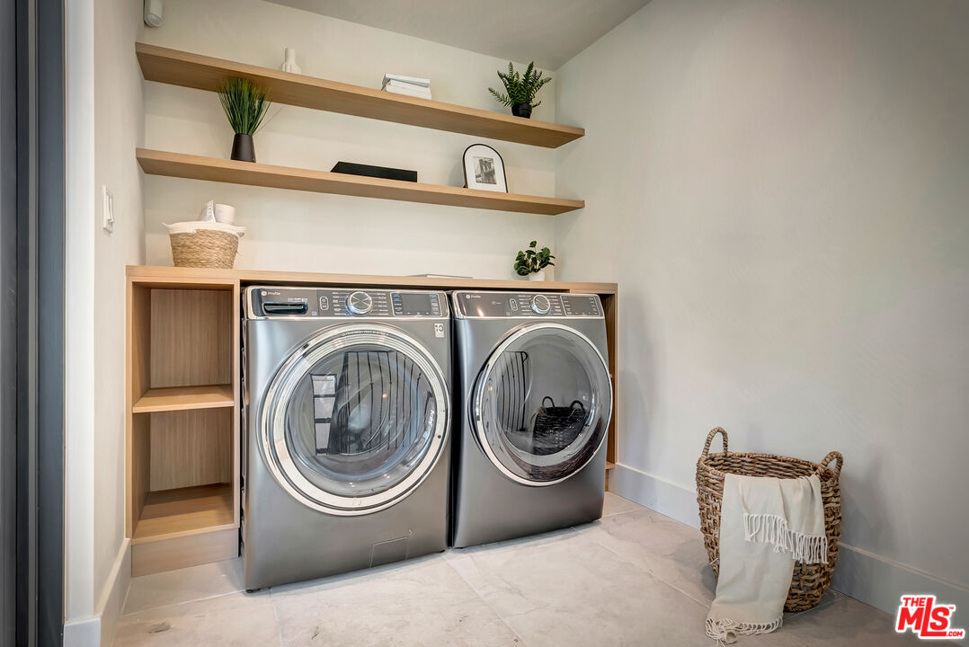 West Hollywood, California, 90069, United States, 3 Bedrooms Bedrooms, ,3 BathroomsBathrooms,Residential,For Sale,1999893