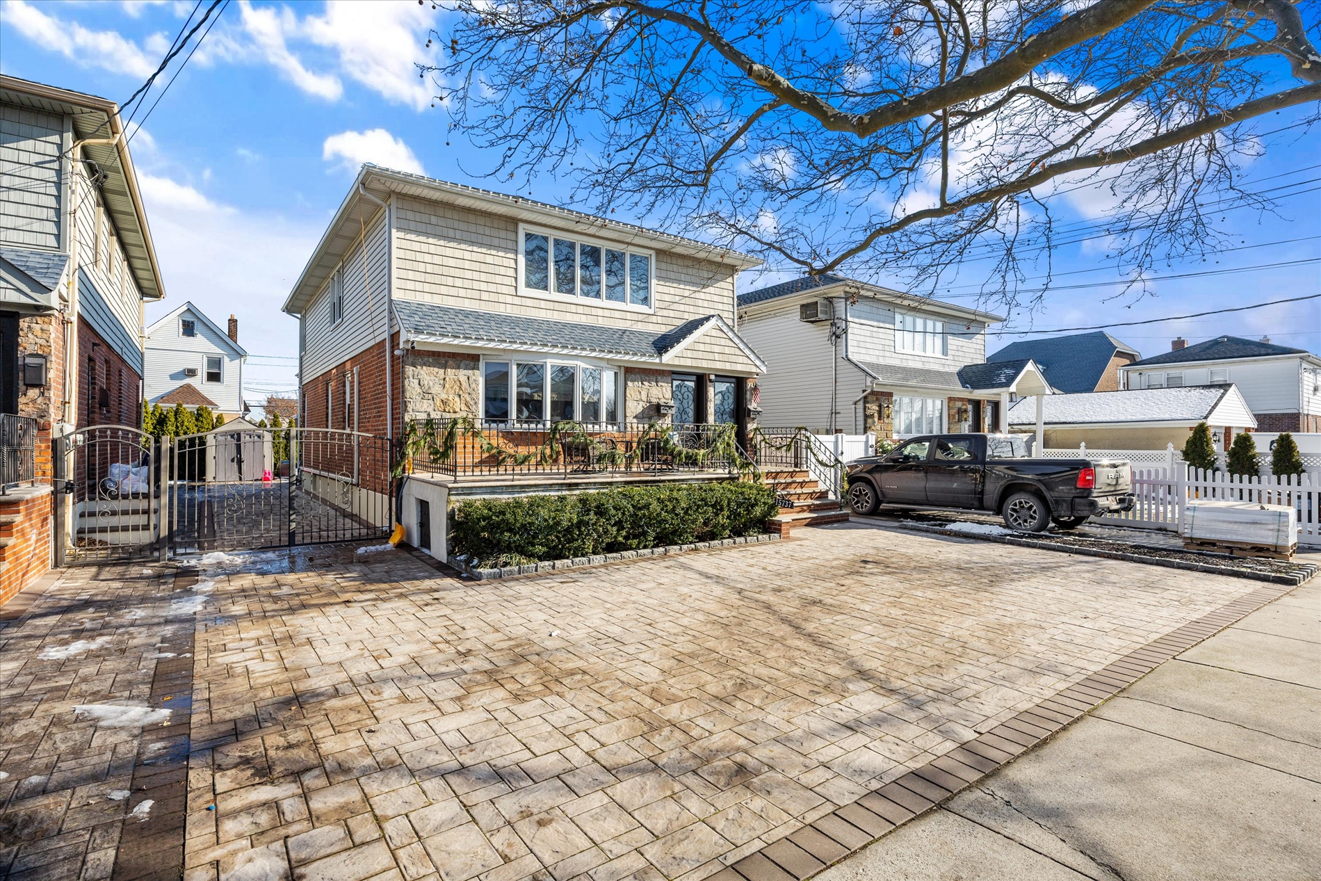 Howard Beach, New York, 11414, United States, 6 Bedrooms Bedrooms, ,2 BathroomsBathrooms,Residential,For Sale,2005661