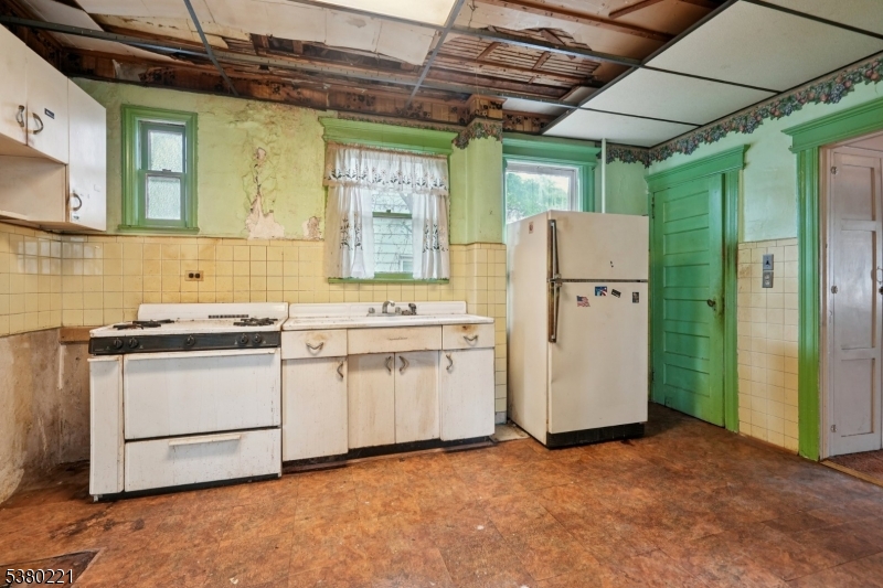 Maplewood Twp., New Jersey, 07040, United States, 5 Bedrooms Bedrooms, ,3 BathroomsBathrooms,Residential,For Sale,1933003