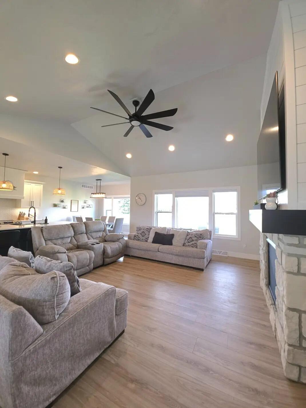 Manitowoc, Wisconsin, 54220, United States, 5 Bedrooms Bedrooms, ,3 BathroomsBathrooms,Residential,For Sale,1950077