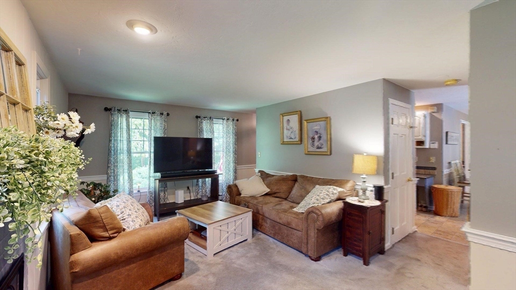 Franklin, Massachusetts, 02038, United States, 3 Bedrooms Bedrooms, ,2 BathroomsBathrooms,Residential,For Sale,1976390