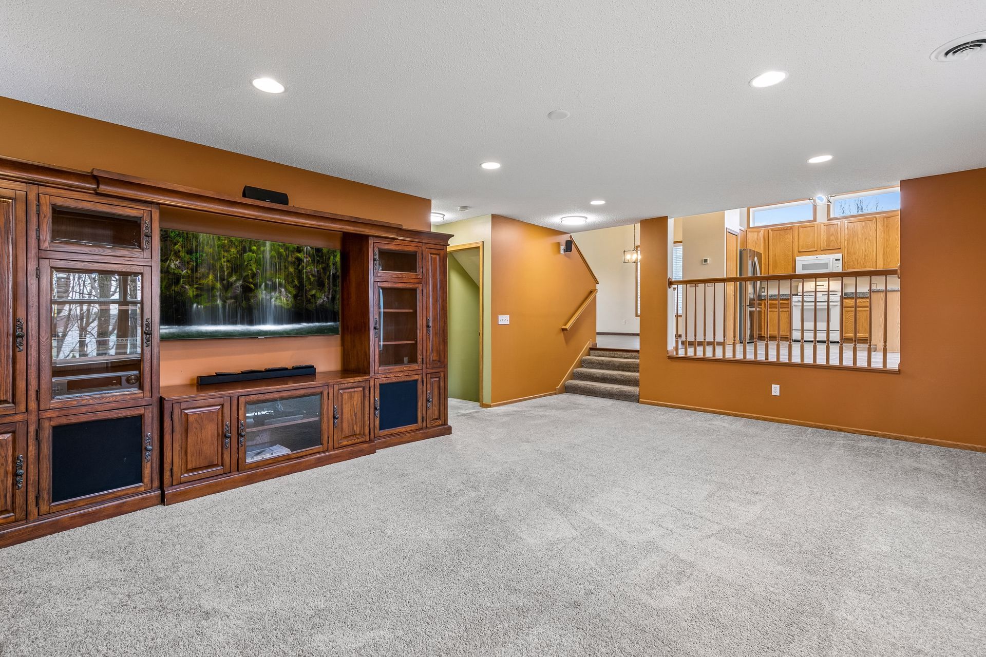  Cul-de-Sac Living with Over an Acre of Land - 物件實景