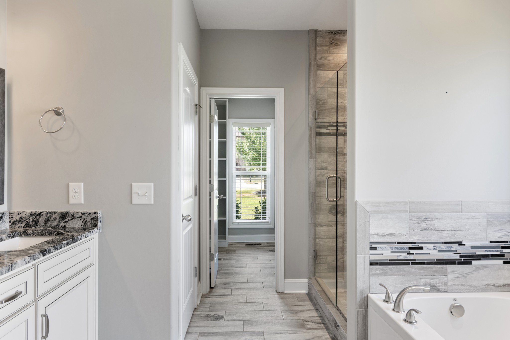 Clarksville, Tennessee, 37043, United States, 5 Bedrooms Bedrooms, ,4 BathroomsBathrooms,Residential,For Sale,1975936