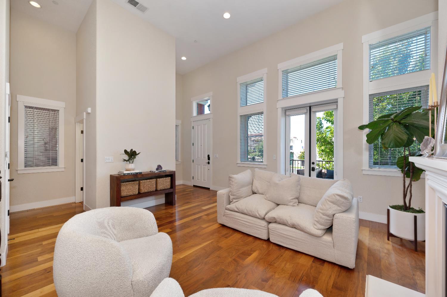 Sacramento, California, 95818, United States, 3 Bedrooms Bedrooms, ,3 BathroomsBathrooms,Residential,For Sale,1988052