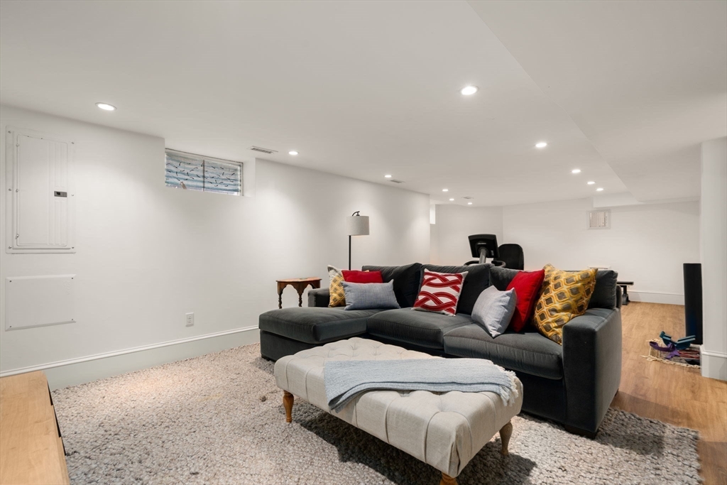Cambridge, Massachusetts, 02140, United States, 4 Bedrooms Bedrooms, ,4 BathroomsBathrooms,Residential,For Sale,1947050