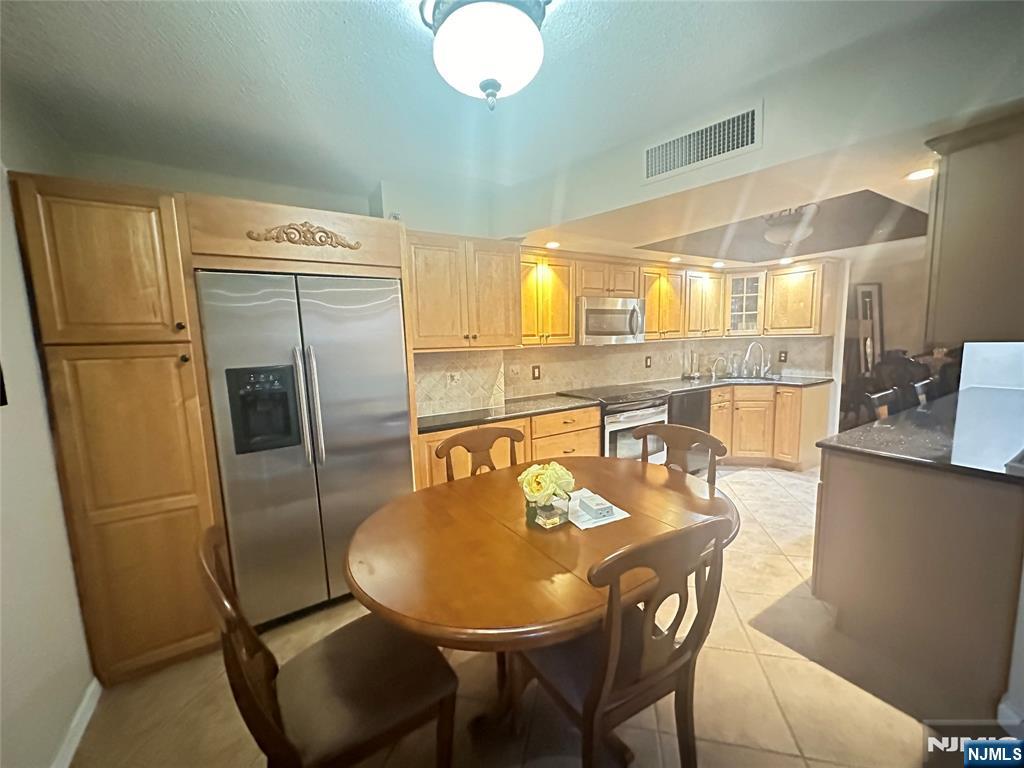 Hackensack, New Jersey, 07601, United States, 2 Bedrooms Bedrooms, ,2 BathroomsBathrooms,Residential,For Sale,1912760