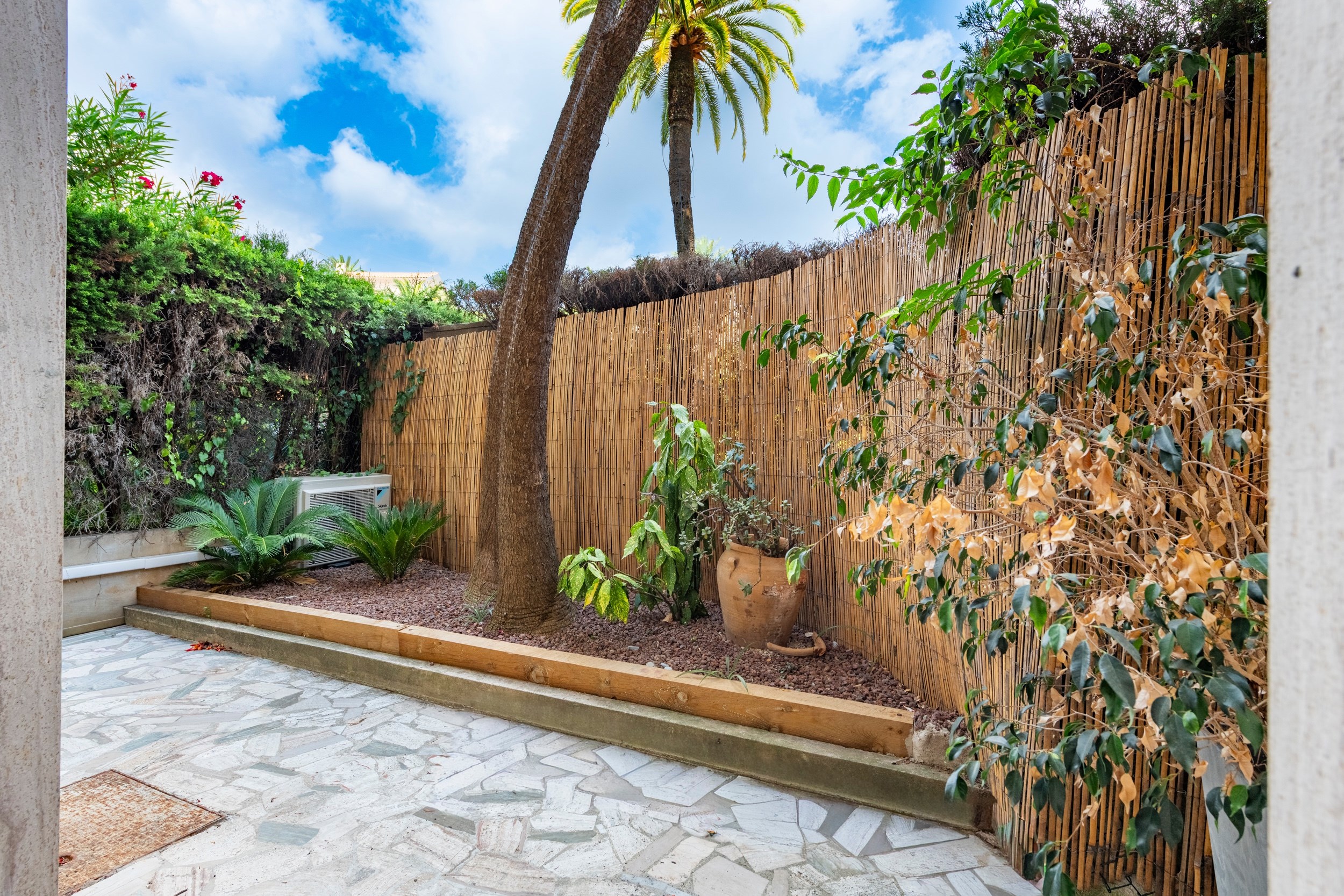  Nice, Le Port : 86 sq.m apartment with private garden on Boulevard Franck Pilat… - 物件實景
