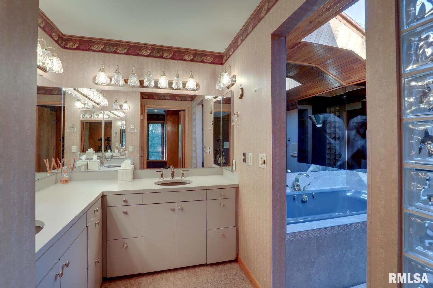 Macomb, Illinois, 61455, United States, 6 Bedrooms Bedrooms, ,5 BathroomsBathrooms,Residential,For Sale,1982236