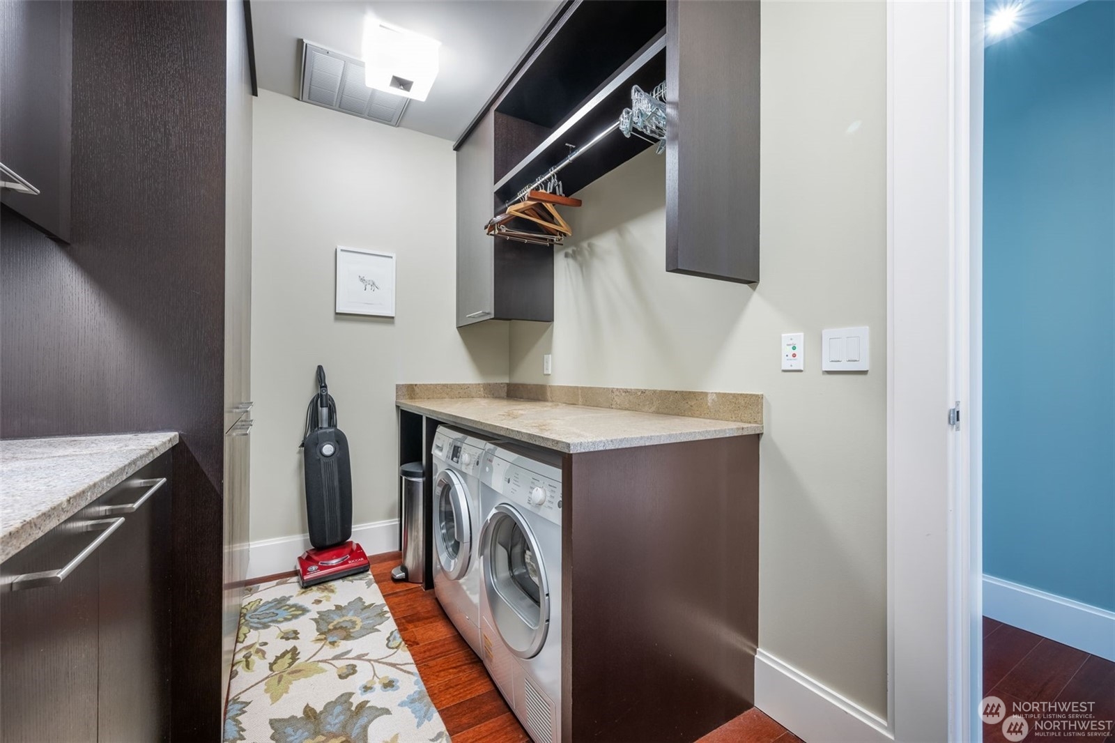 Seattle, Washington, 98101, United States, 2 Bedrooms Bedrooms, ,2 BathroomsBathrooms,Residential,For Sale,1699073