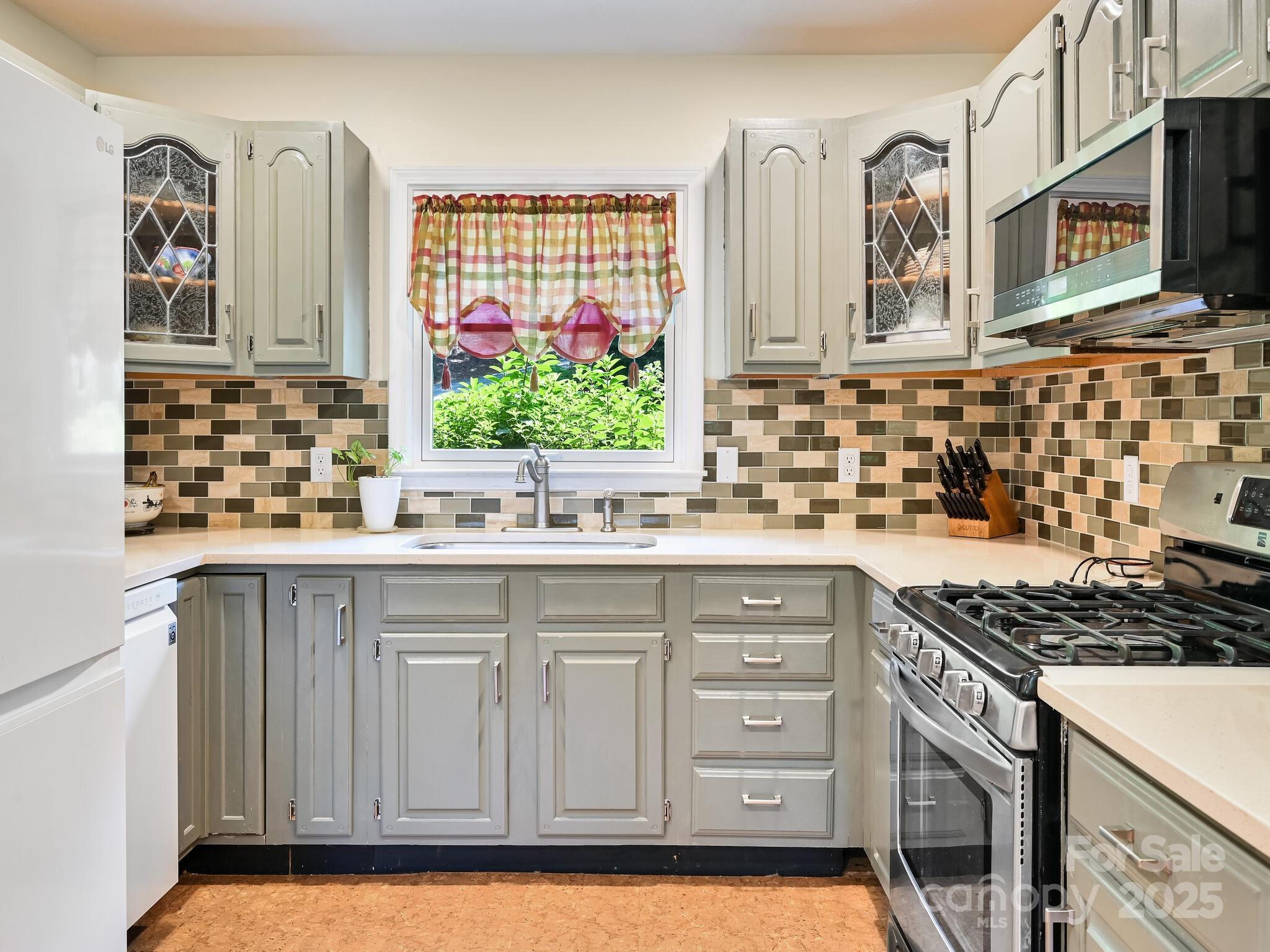 Hendersonville, North Carolina, 28739, United States, 3 Bedrooms Bedrooms, ,3 BathroomsBathrooms,Residential,For Sale,1890960