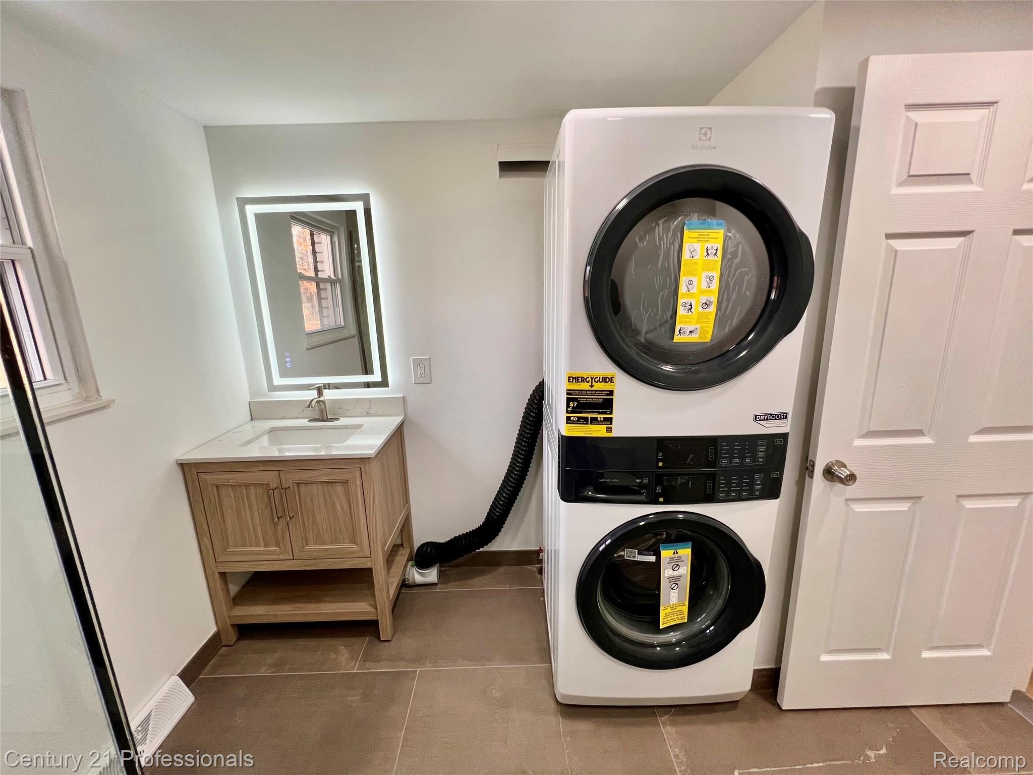 Plymouth, Michigan, 48170, United States, 5 Bedrooms Bedrooms, ,3 BathroomsBathrooms,Residential,For Sale,1982882