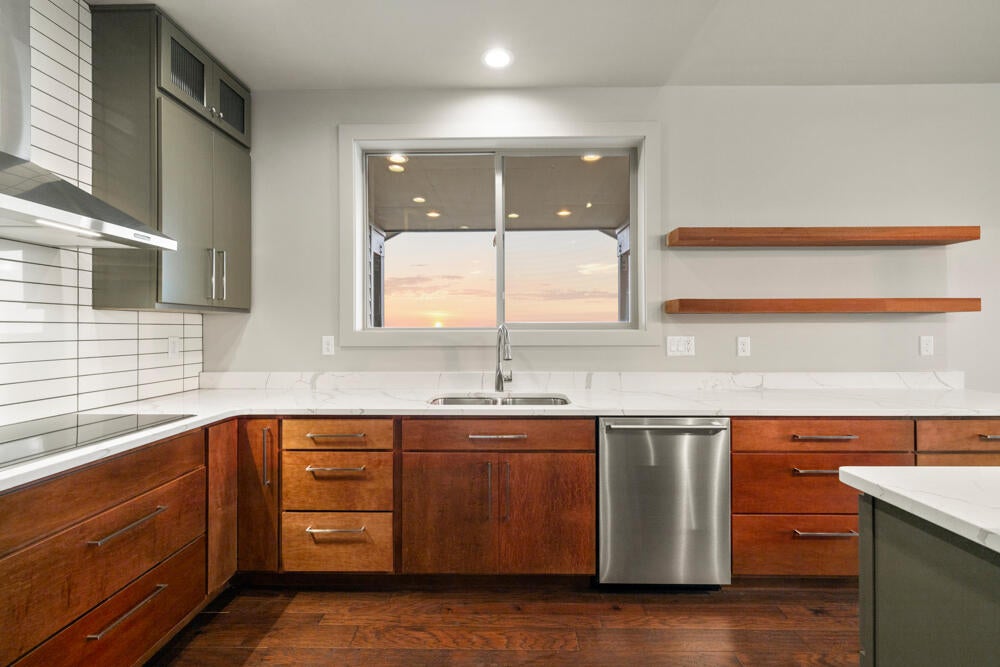 Klamath Falls, Oregon, 97601, United States, 3 Bedrooms Bedrooms, ,4 BathroomsBathrooms,Residential,For Sale,1794380