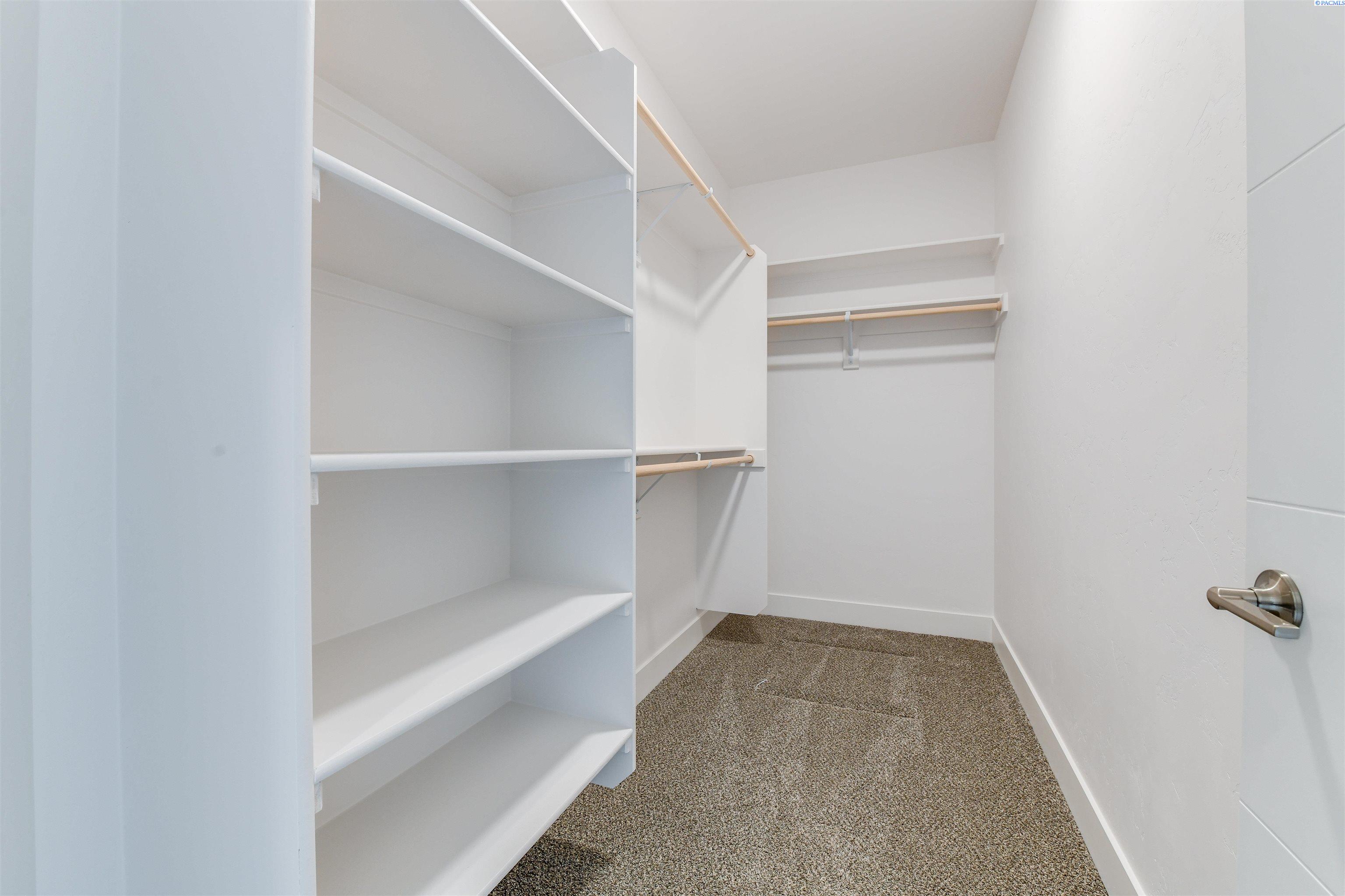 Richland, Washington, 99352, United States, 4 Bedrooms Bedrooms, ,1 BathroomBathrooms,Residential,For Sale,1992937