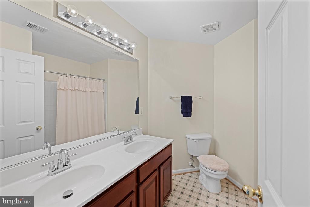 Leesburg, Virginia, 20175, United States, 5 Bedrooms Bedrooms, ,4 BathroomsBathrooms,Residential,For Sale,1987401