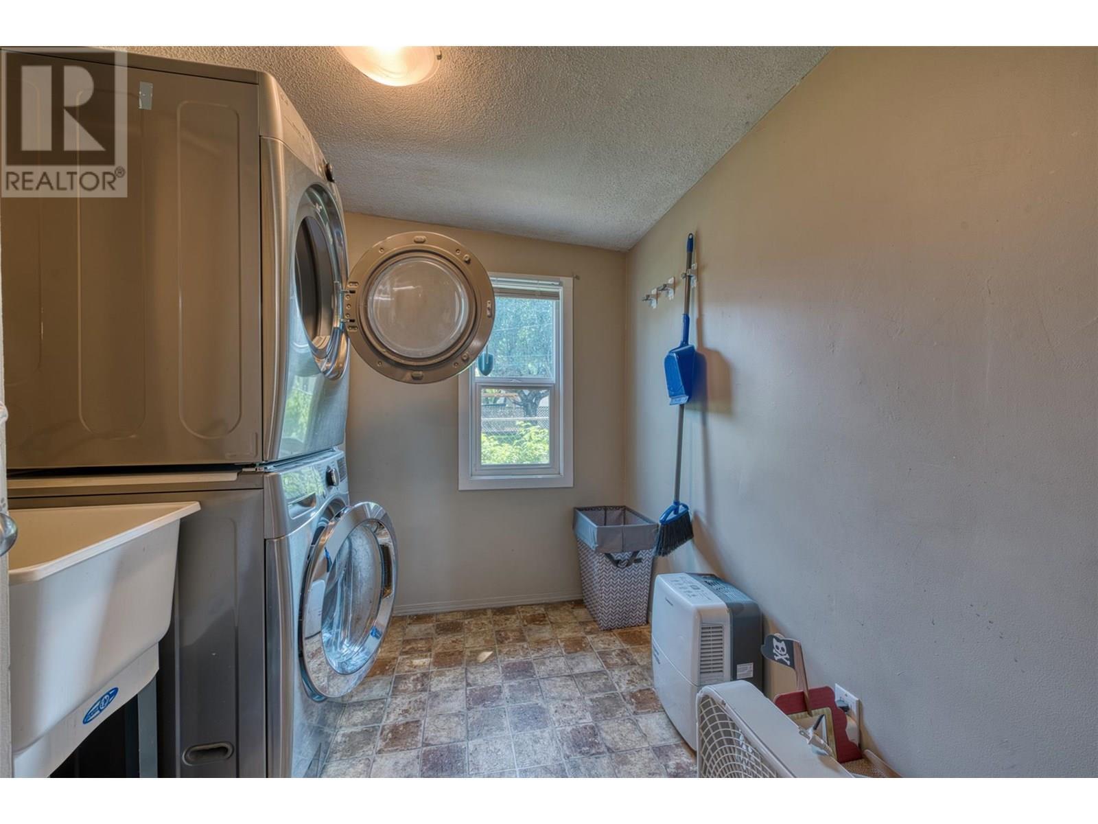 KELOWNA, British Columbia, V1Y 6S9, CA, 5 Bedrooms Bedrooms, ,3 BathroomsBathrooms,Residential,For Sale,1876948