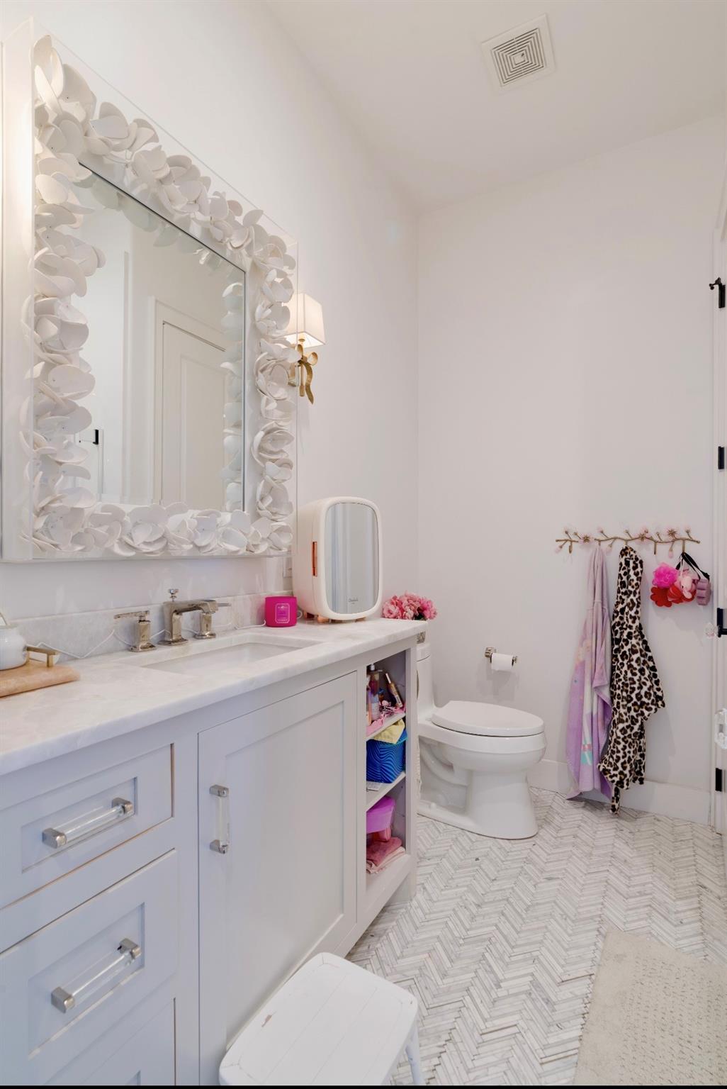 Paris, Texas, 75462, United States, 4 Bedrooms Bedrooms, ,5 BathroomsBathrooms,Residential,For Sale,1980536