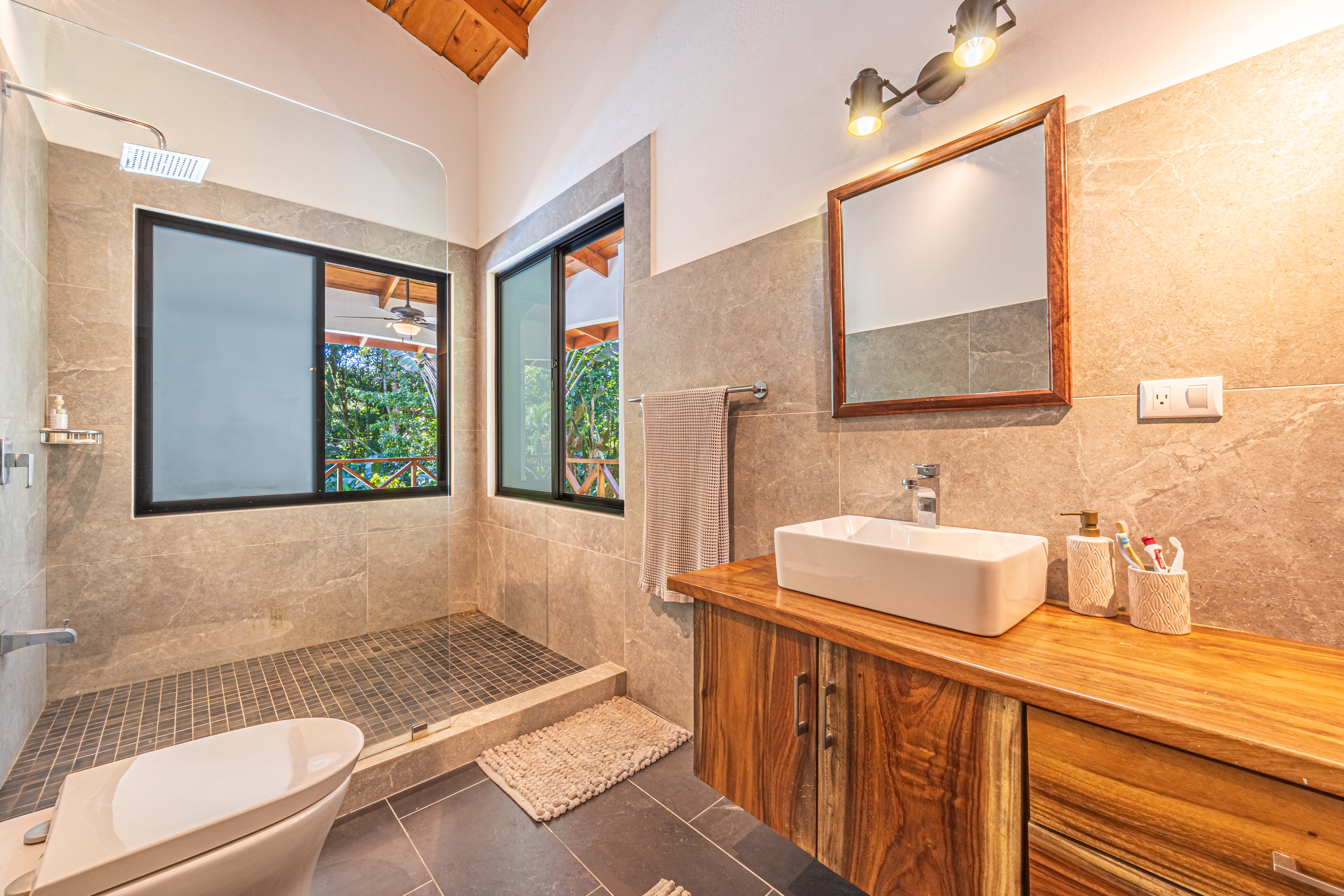 Ojochal, Puntarenas, CR, 4 Bedrooms Bedrooms, ,2 BathroomsBathrooms,Residential,For Sale,1721935