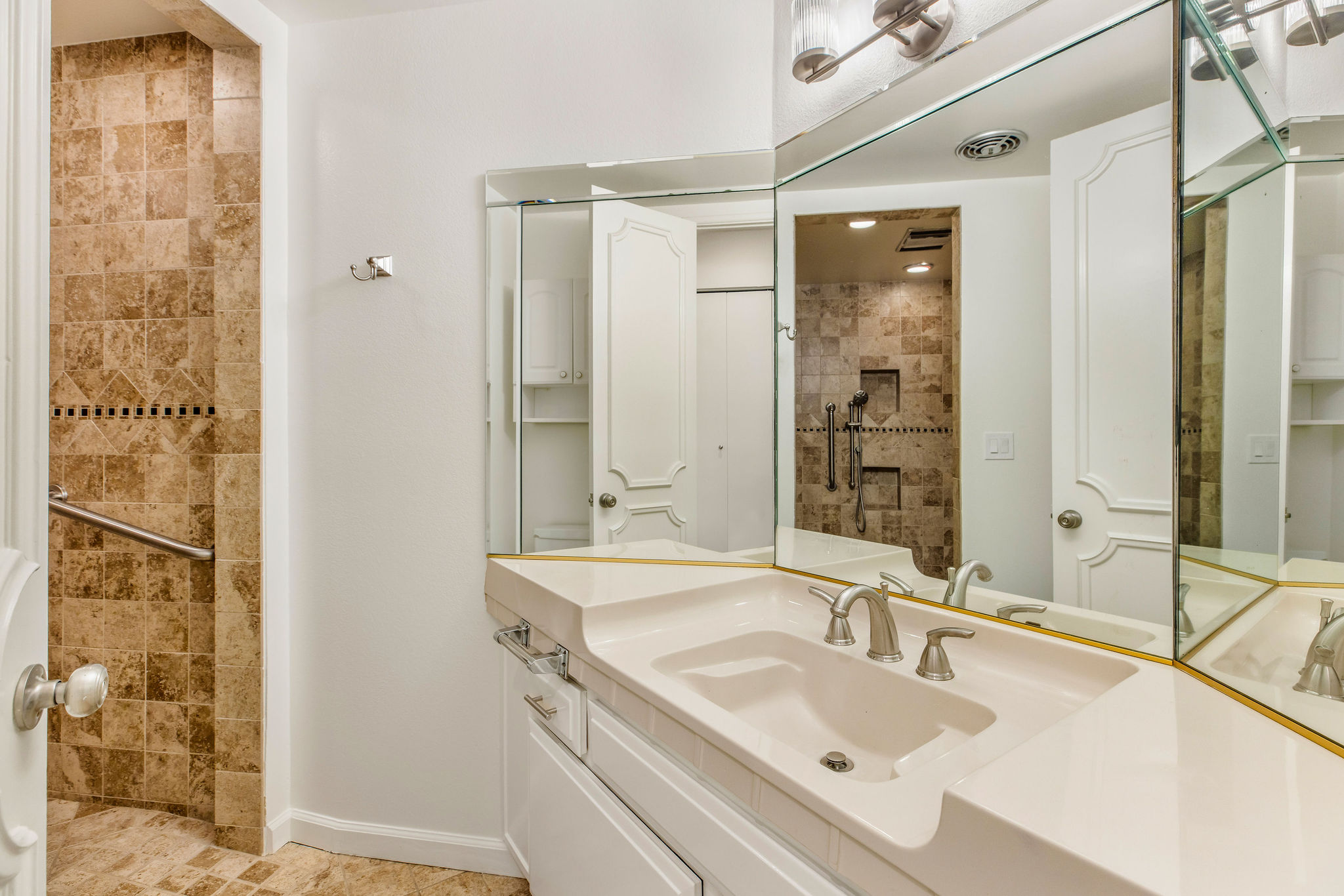  5216 Yarmouth #105 - 物件實景