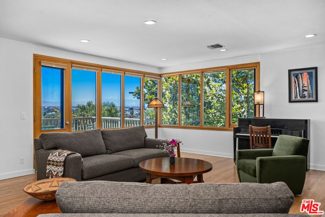 Sherman Oaks, California, 91423, United States, 3 Bedrooms Bedrooms, ,3 BathroomsBathrooms,Residential,For Sale,1986204