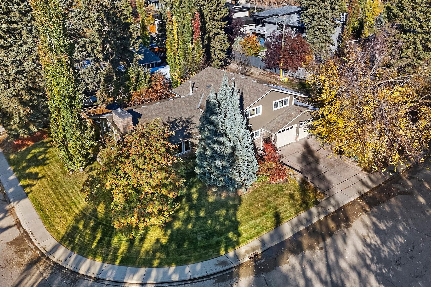  6526 Laurentian Way SW - 物件實景