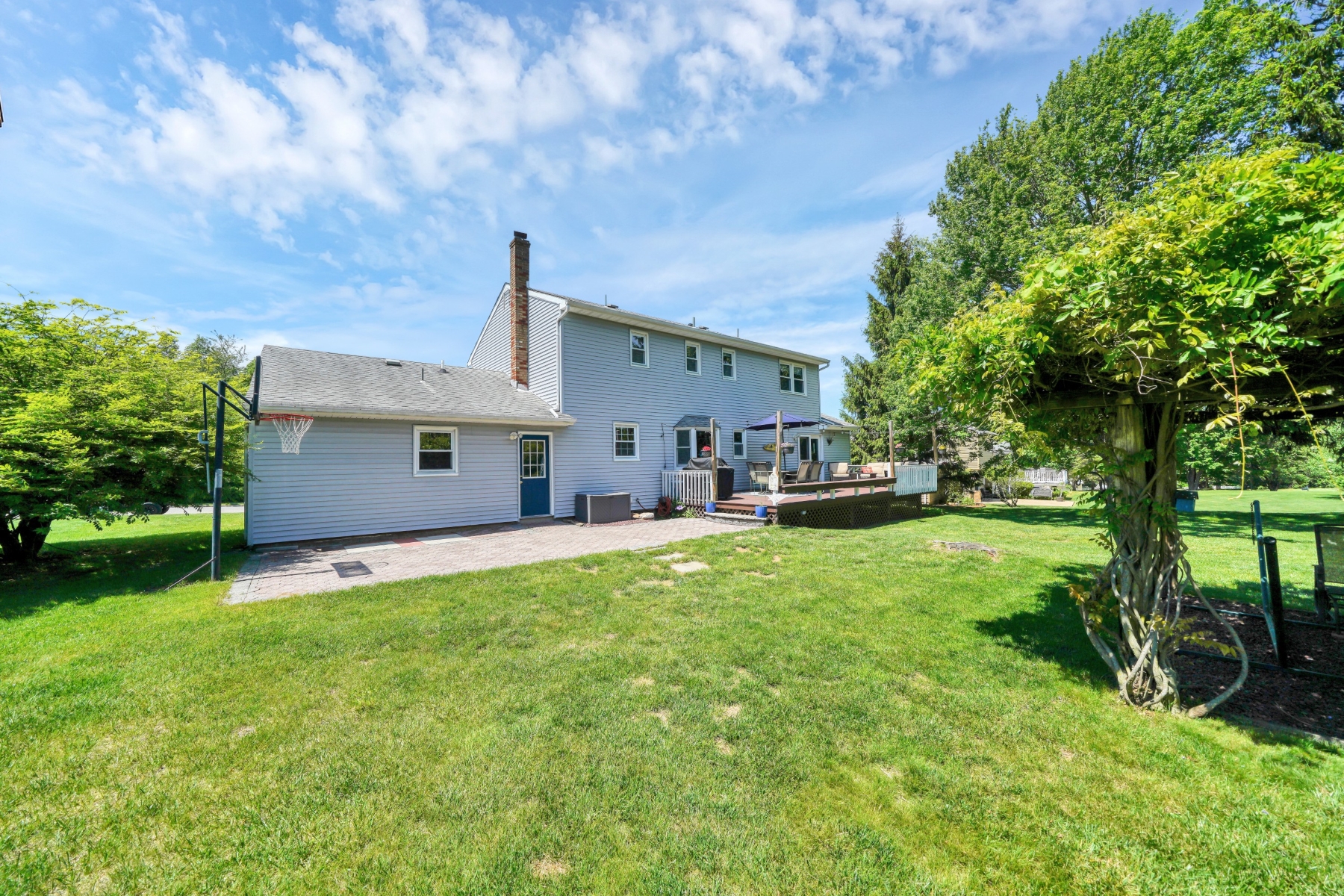  Neighborhood Colonial with Park Like Backyard - 物件實景