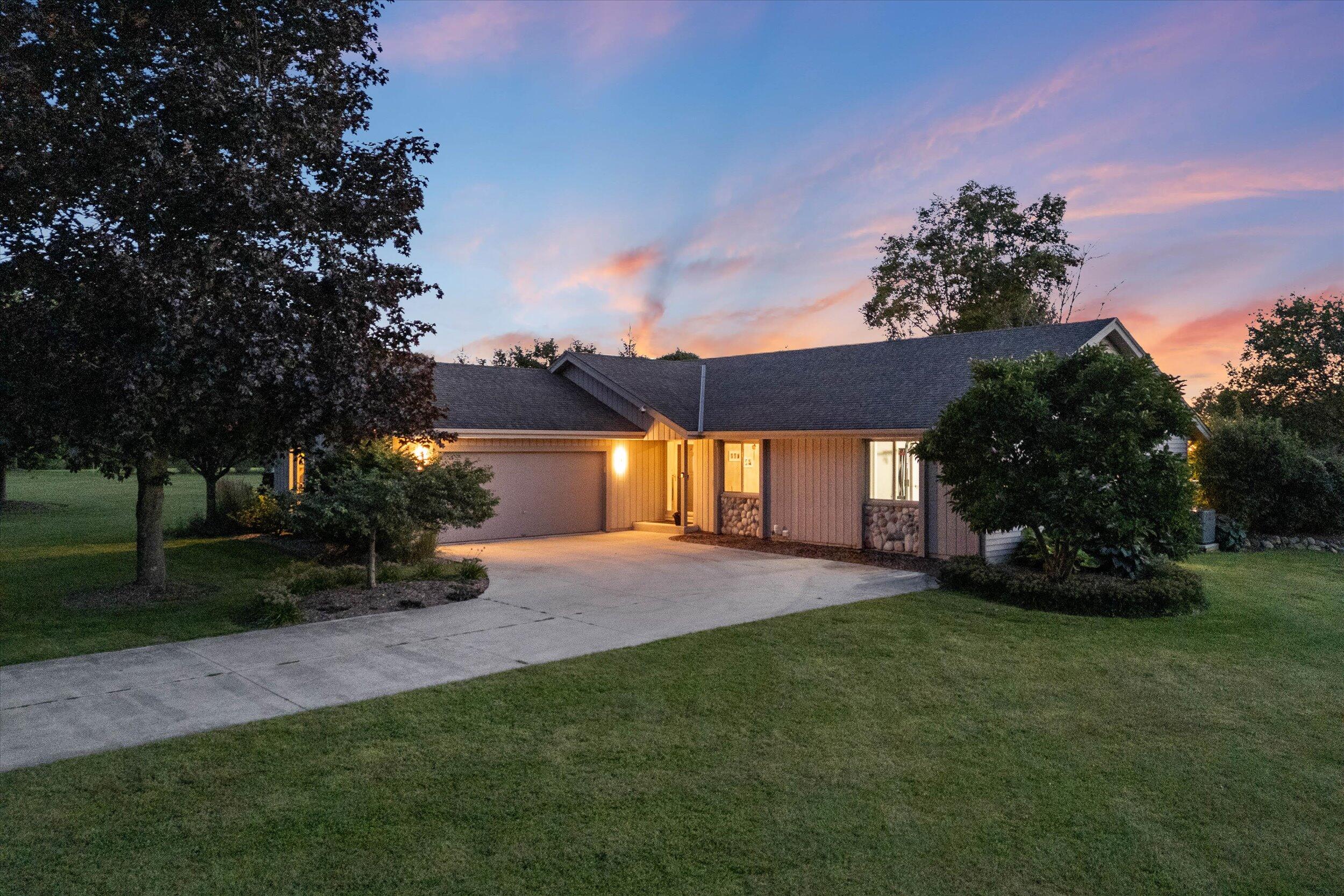 Grafton, Wisconsin, 53024, United States, 3 Bedrooms Bedrooms, ,2 BathroomsBathrooms,Residential,For Sale,1938836