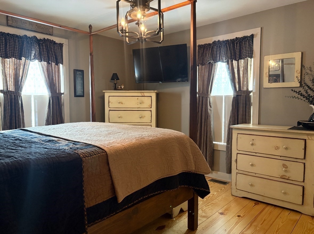 Northbridge, Massachusetts, 01588, United States, 4 Bedrooms Bedrooms, ,2 BathroomsBathrooms,Residential,For Sale,2015326