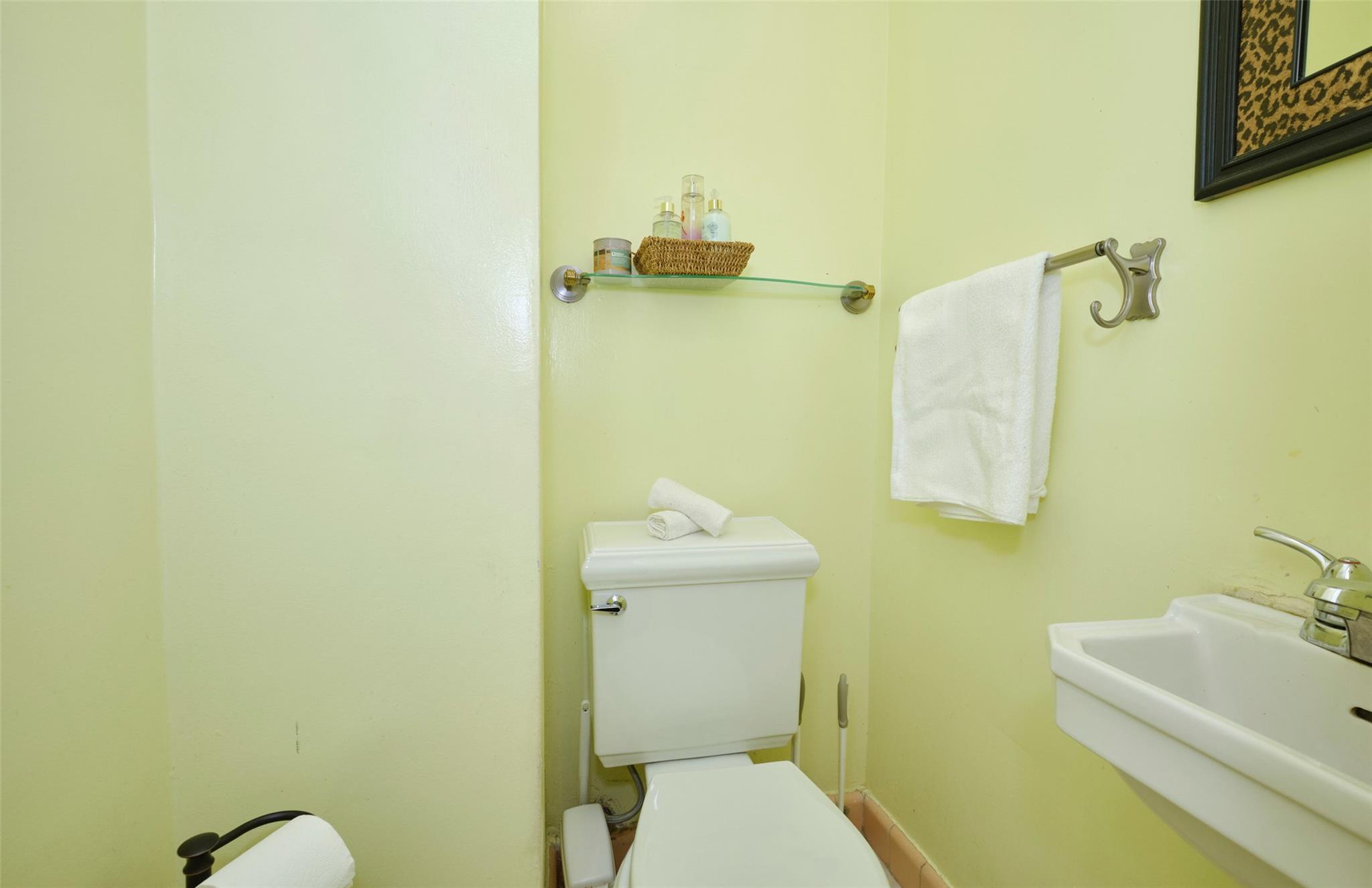 Bronx, New York, 10469, United States, 3 Bedrooms Bedrooms, ,3 BathroomsBathrooms,Residential,For Sale,1907076