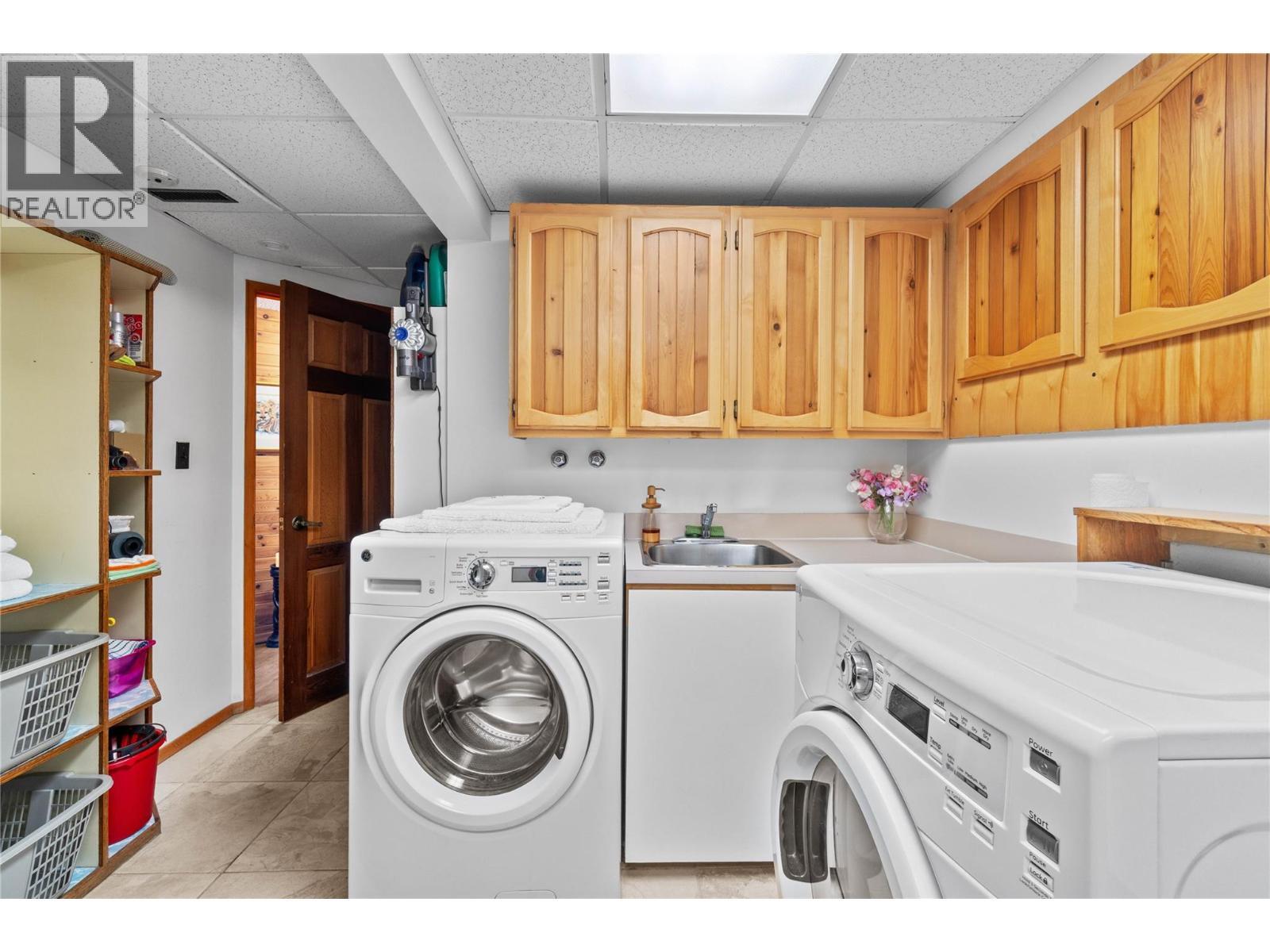 BLIND BAY, British Columbia, V0E 2W2, CA, 4 Bedrooms Bedrooms, ,3 BathroomsBathrooms,Residential,For Sale,1948016