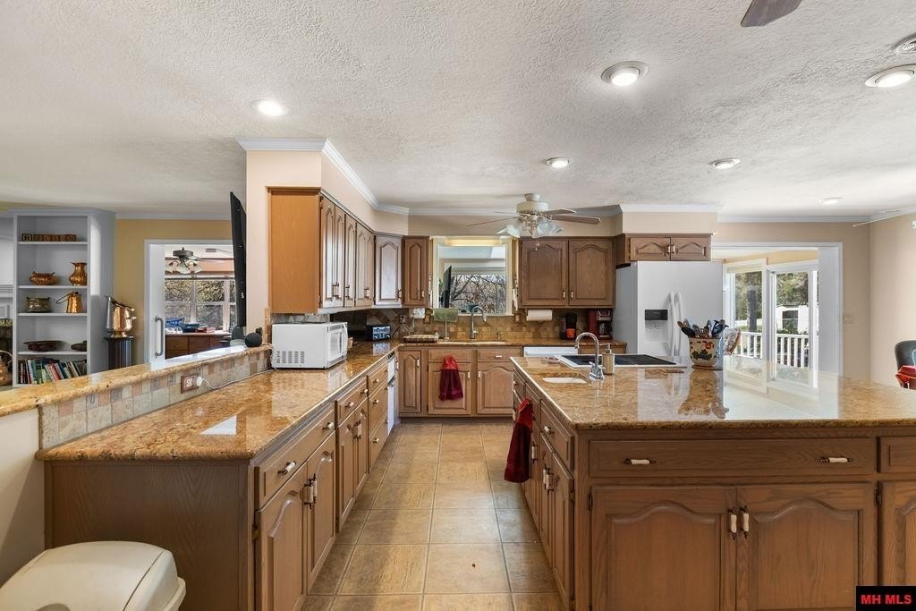 Mountain Home, Arkansas, 72653, United States, 3 Bedrooms Bedrooms, ,4 BathroomsBathrooms,Residential,For Sale,2036578
