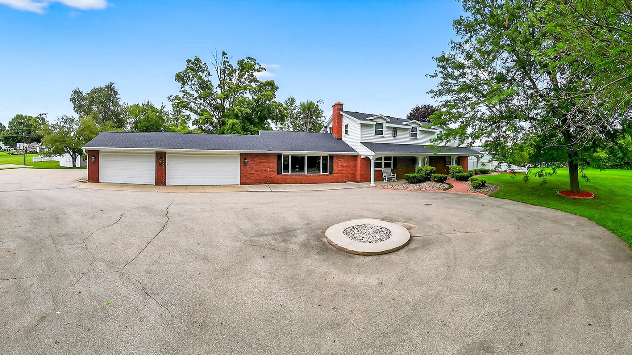 Hortonville, Wisconsin, 54944-9435, United States, 5 Bedrooms Bedrooms, ,4 BathroomsBathrooms,Residential,For Sale,1977478